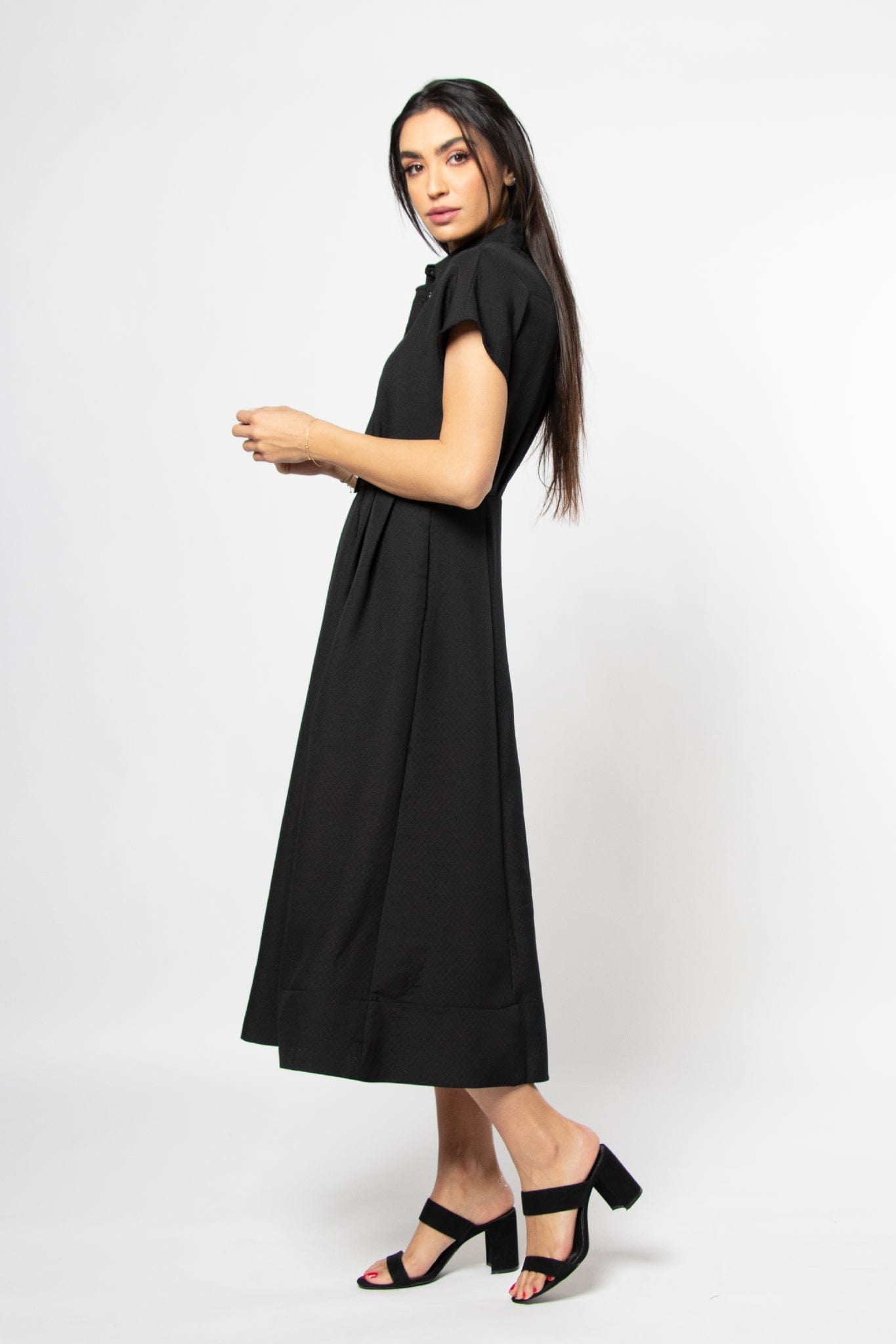 نتشي فستان ميدي بكم قصير وياقة دائرية