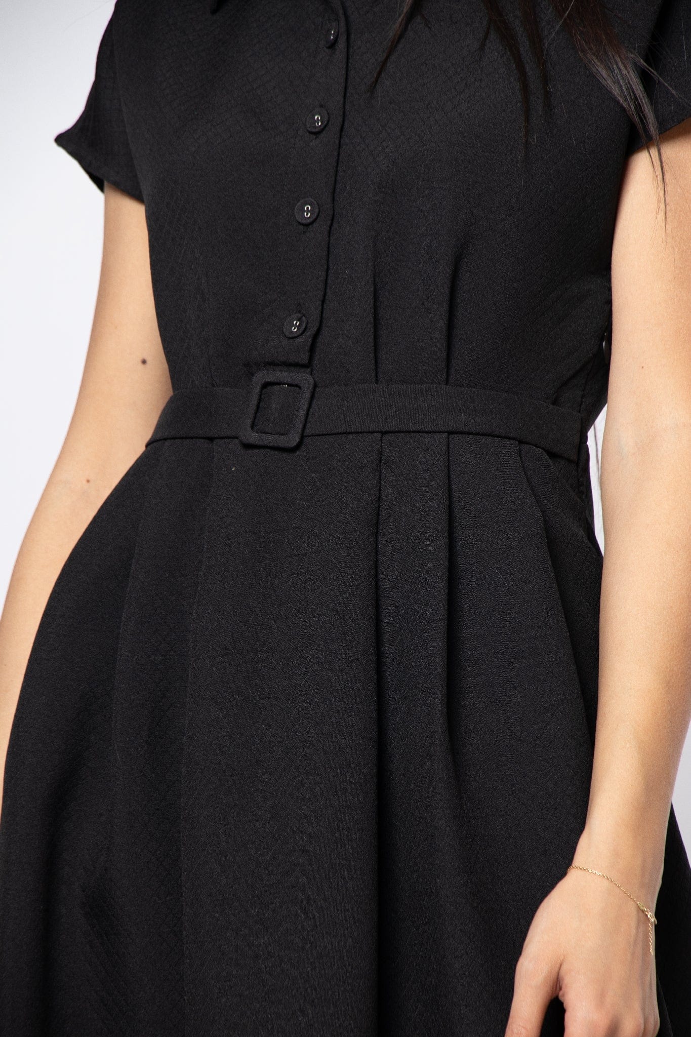 نتشي فستان ميدي بكم قصير وياقة دائرية