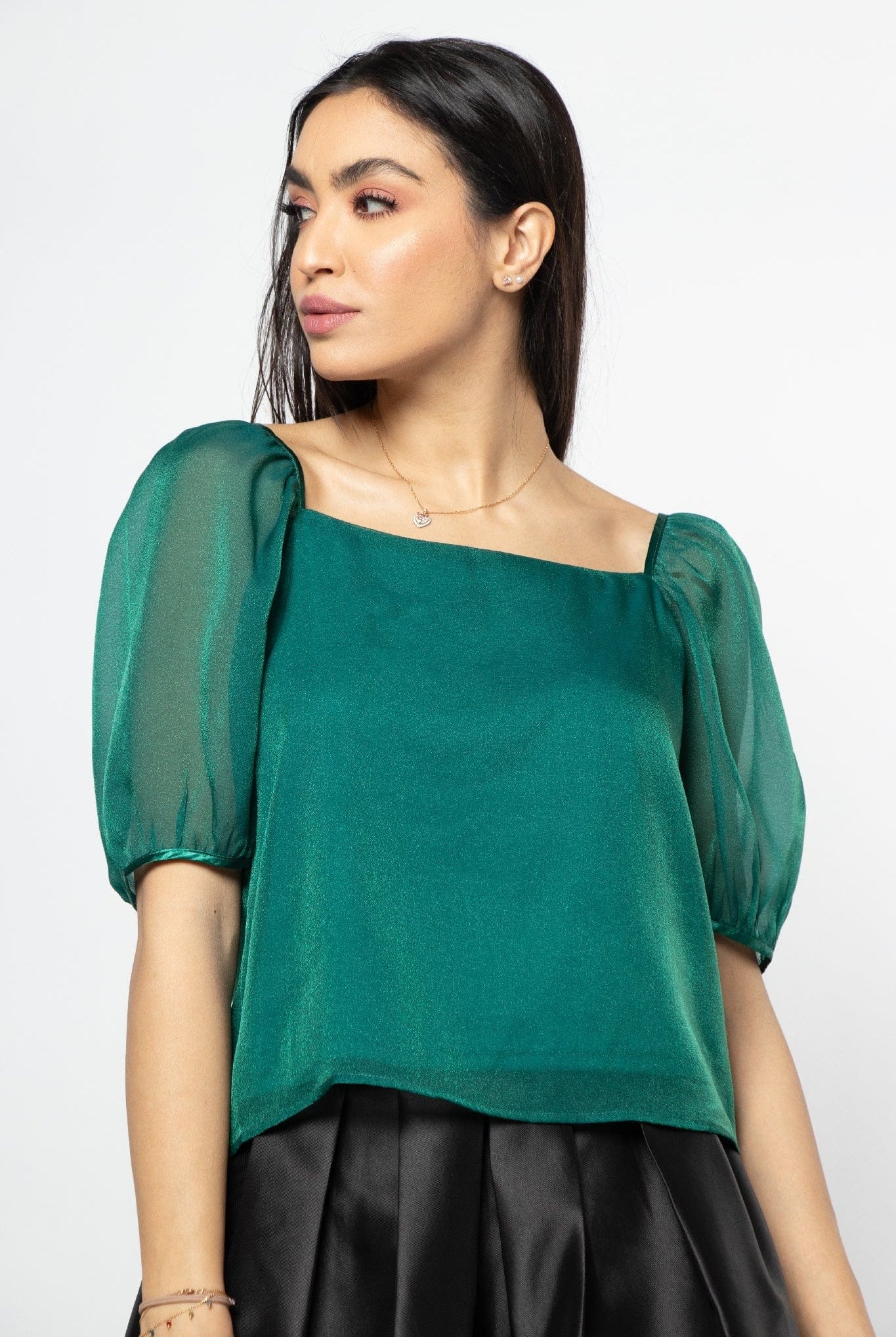 نتشي بلوزة شيفون سواريه بفتحة صدر مربعة