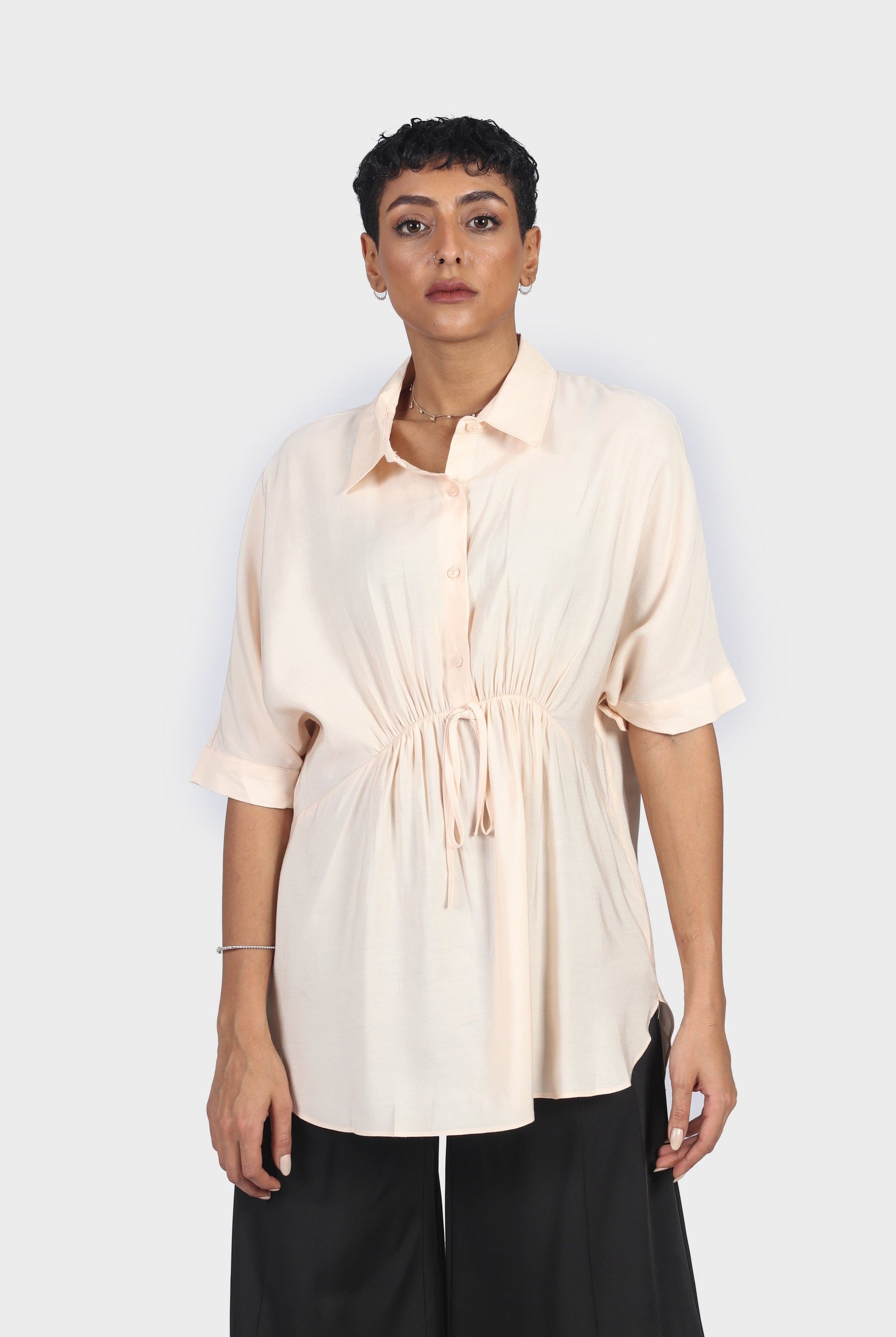 نتشي قميص طويل برباط على الخصر وياقة وأزرار أمامية نسائي