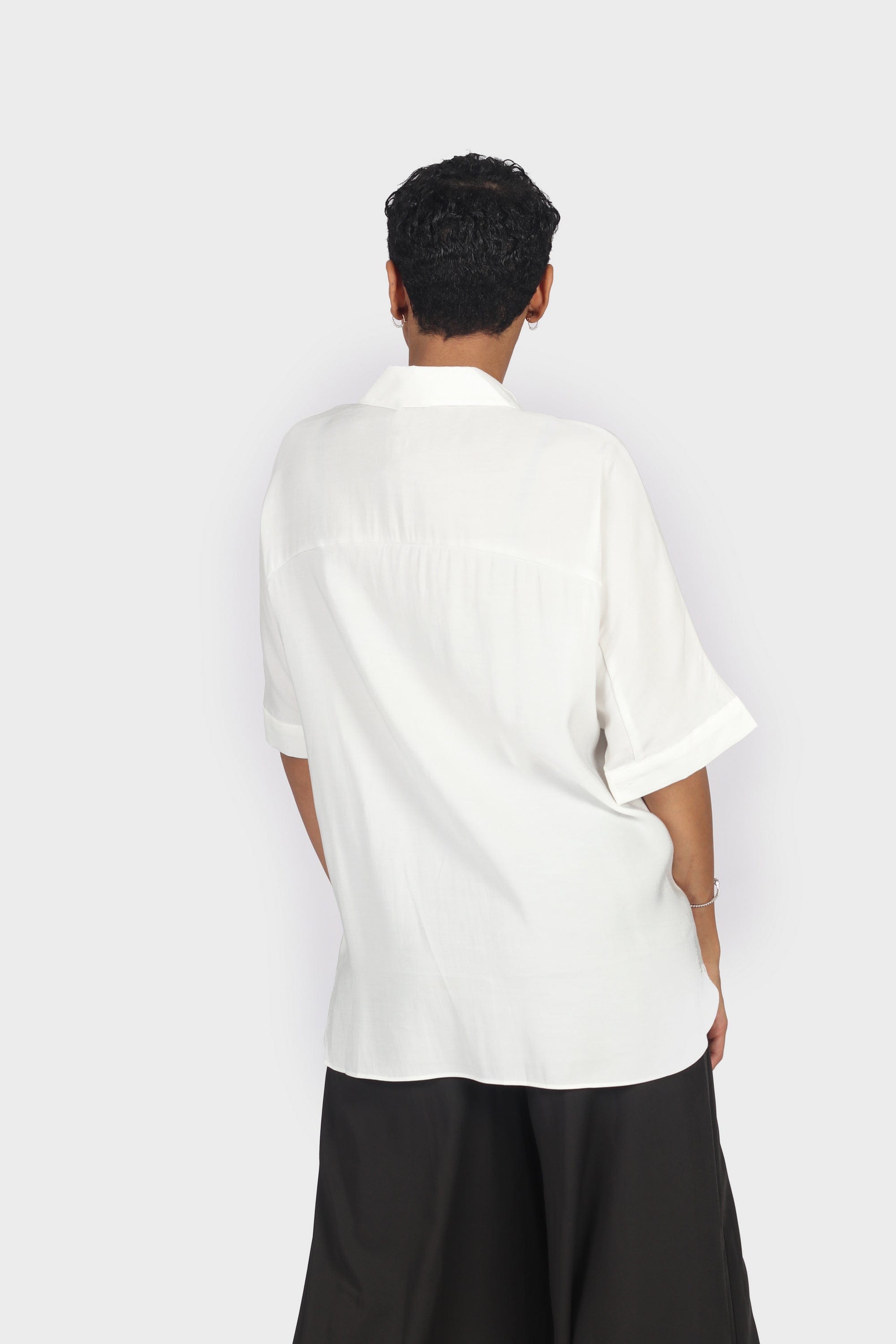 نتشي قميص طويل برباط على الخصر وياقة وأزرار أمامية نسائي