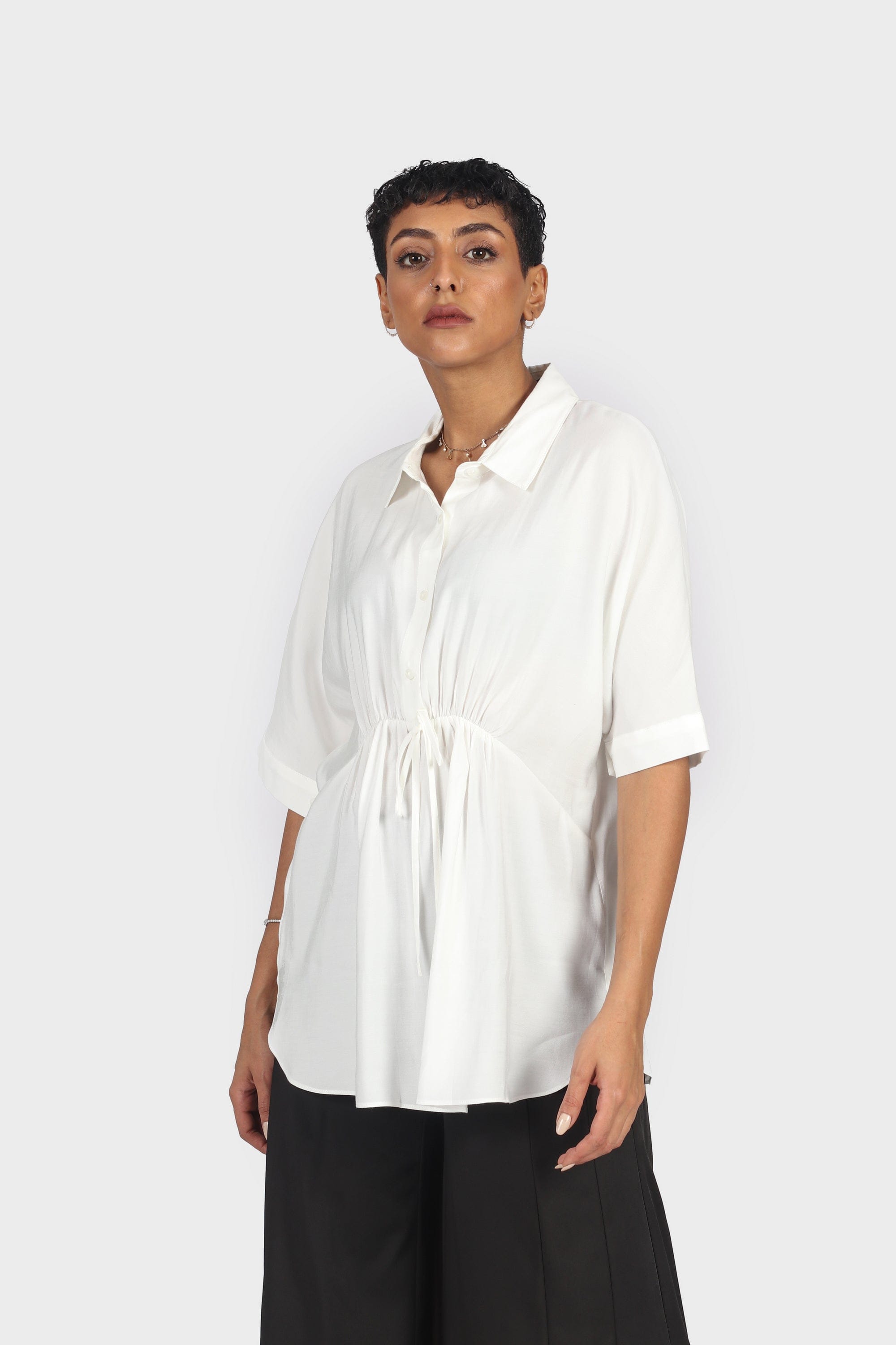 نتشي قميص طويل برباط على الخصر وياقة وأزرار أمامية نسائي