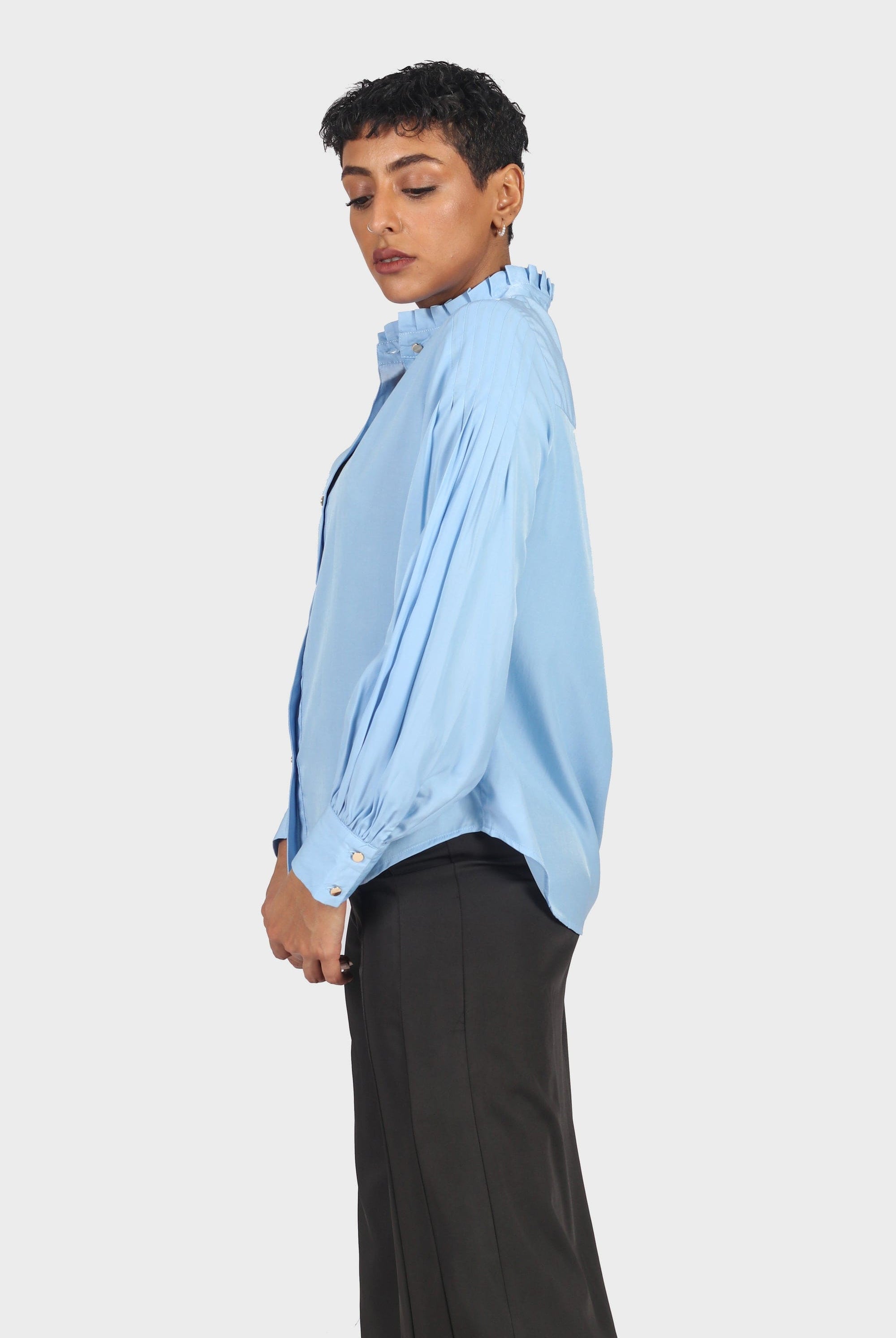 نتشي قميص برقبة عالية بأزرار أمامية كم طويل مكشكش نسائي