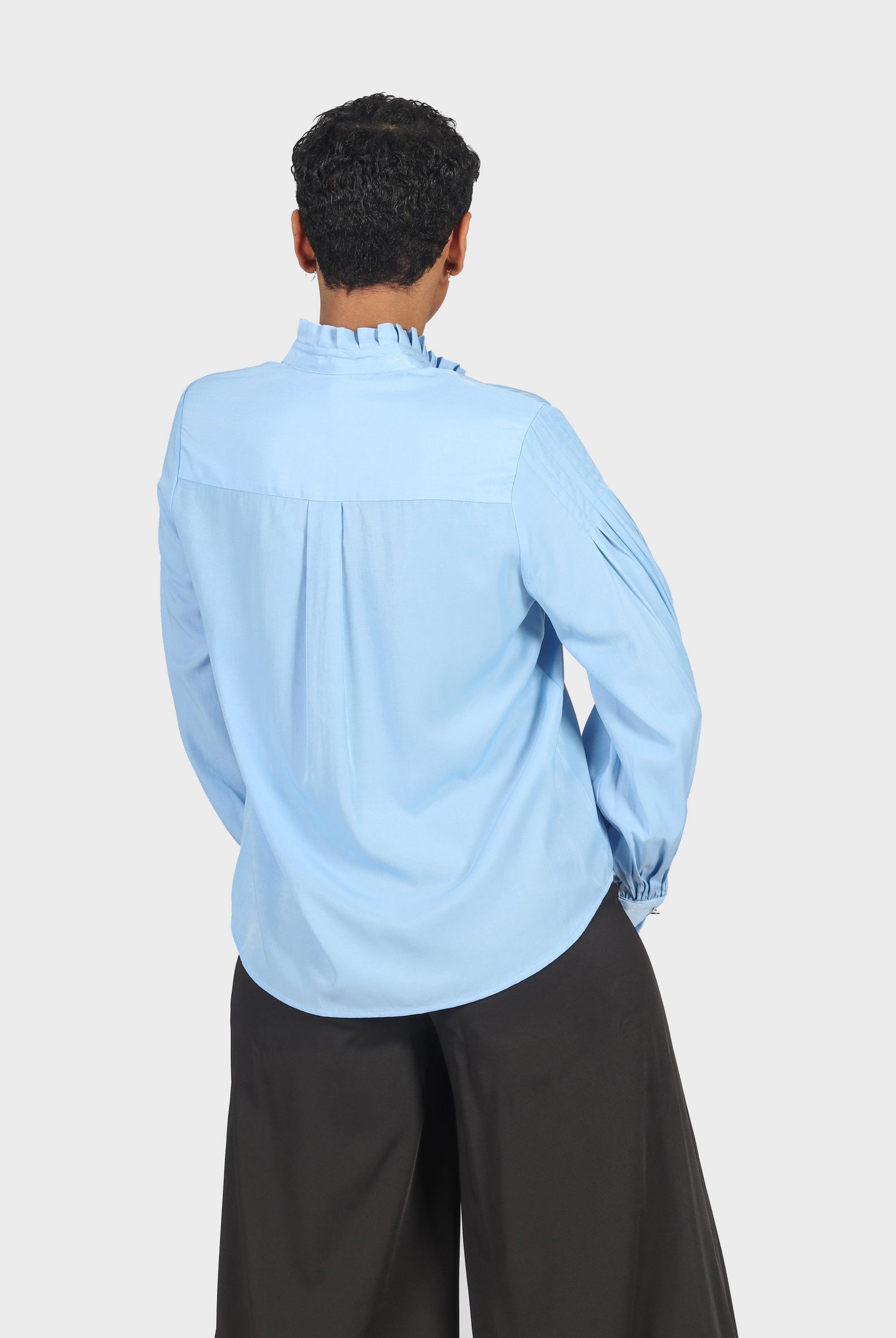 نتشي قميص برقبة عالية بأزرار أمامية كم طويل مكشكش نسائي