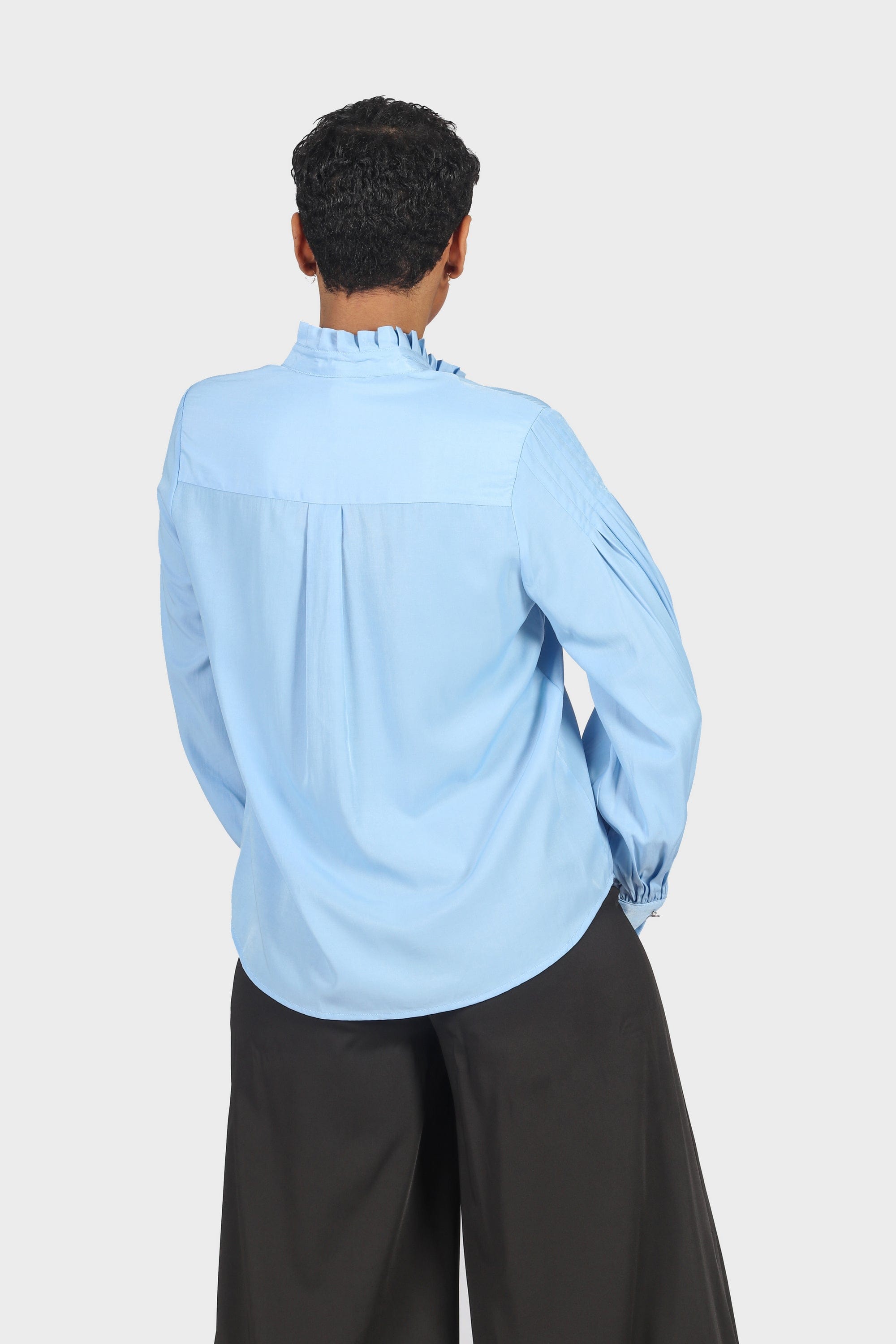 نتشي قميص برقبة عالية بأزرار أمامية كم طويل مكشكش نسائي