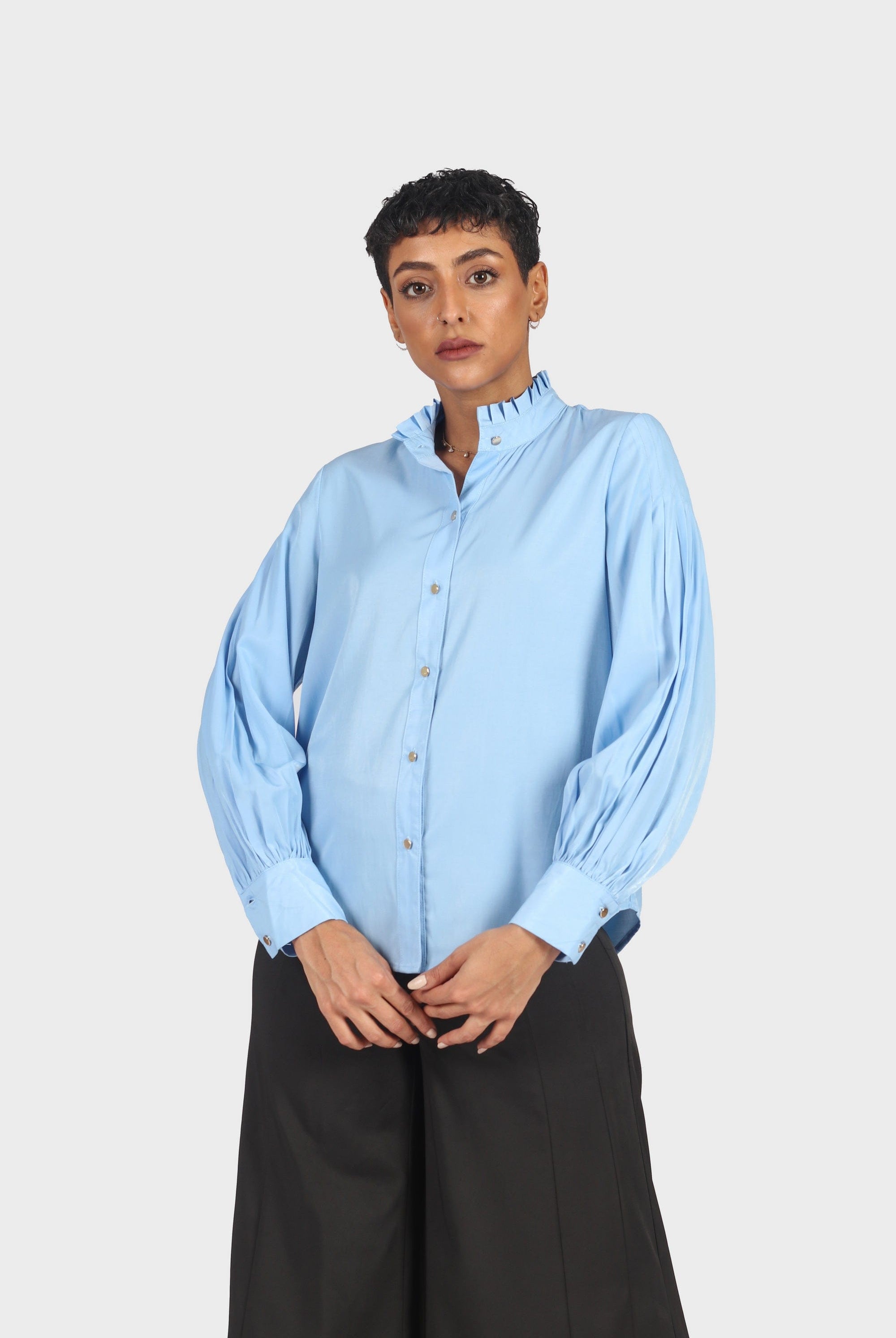 نتشي قميص برقبة عالية بأزرار أمامية كم طويل مكشكش نسائي