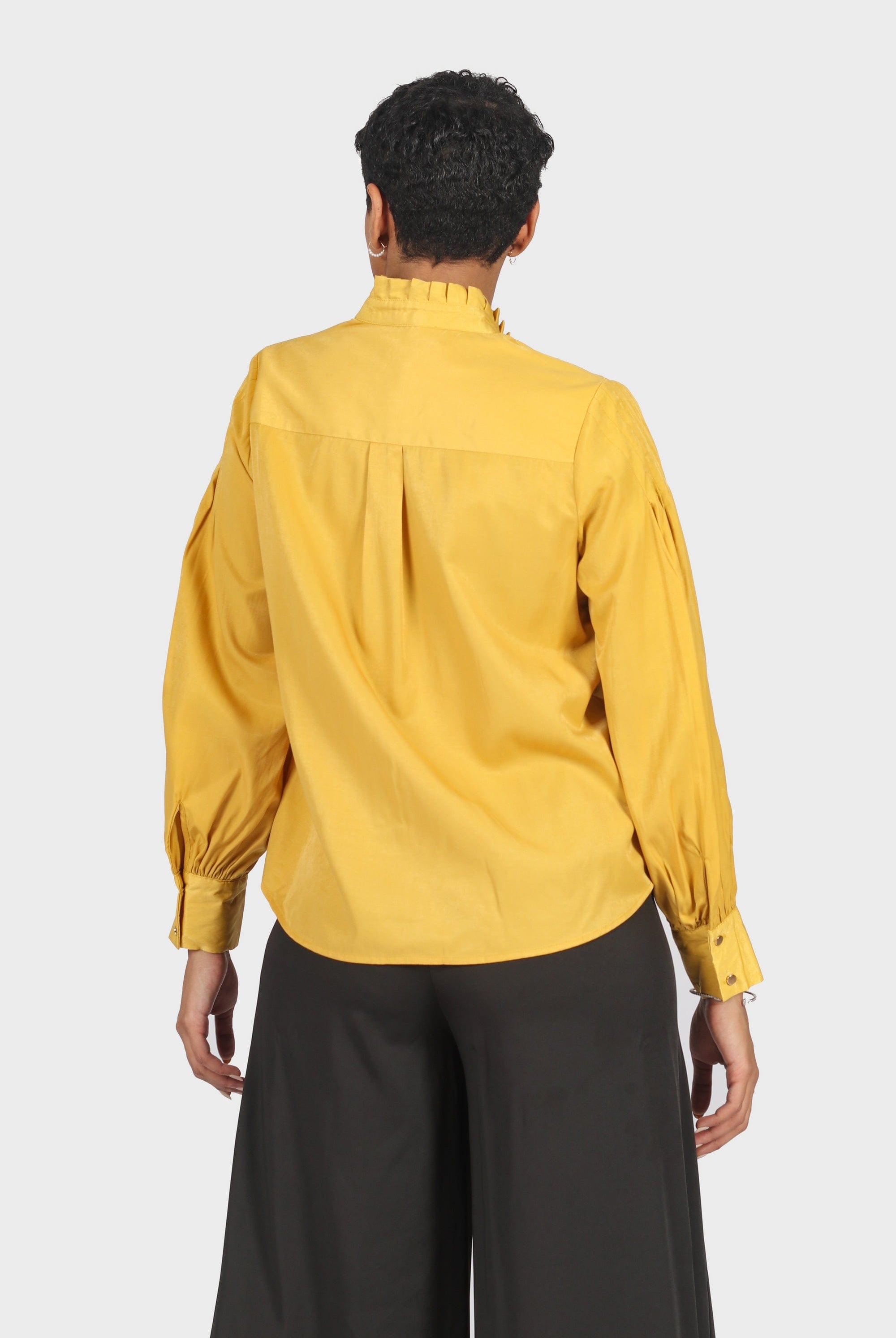 نتشي قميص برقبة عالية بأزرار أمامية كم طويل مكشكش نسائي