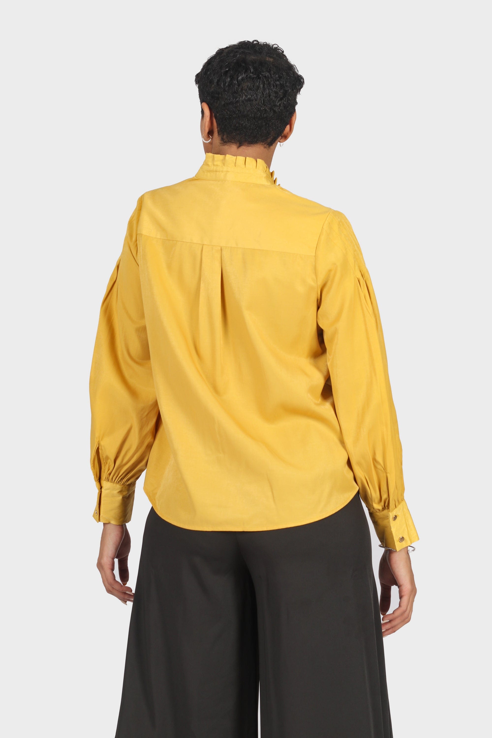 نتشي قميص برقبة عالية بأزرار أمامية كم طويل مكشكش نسائي