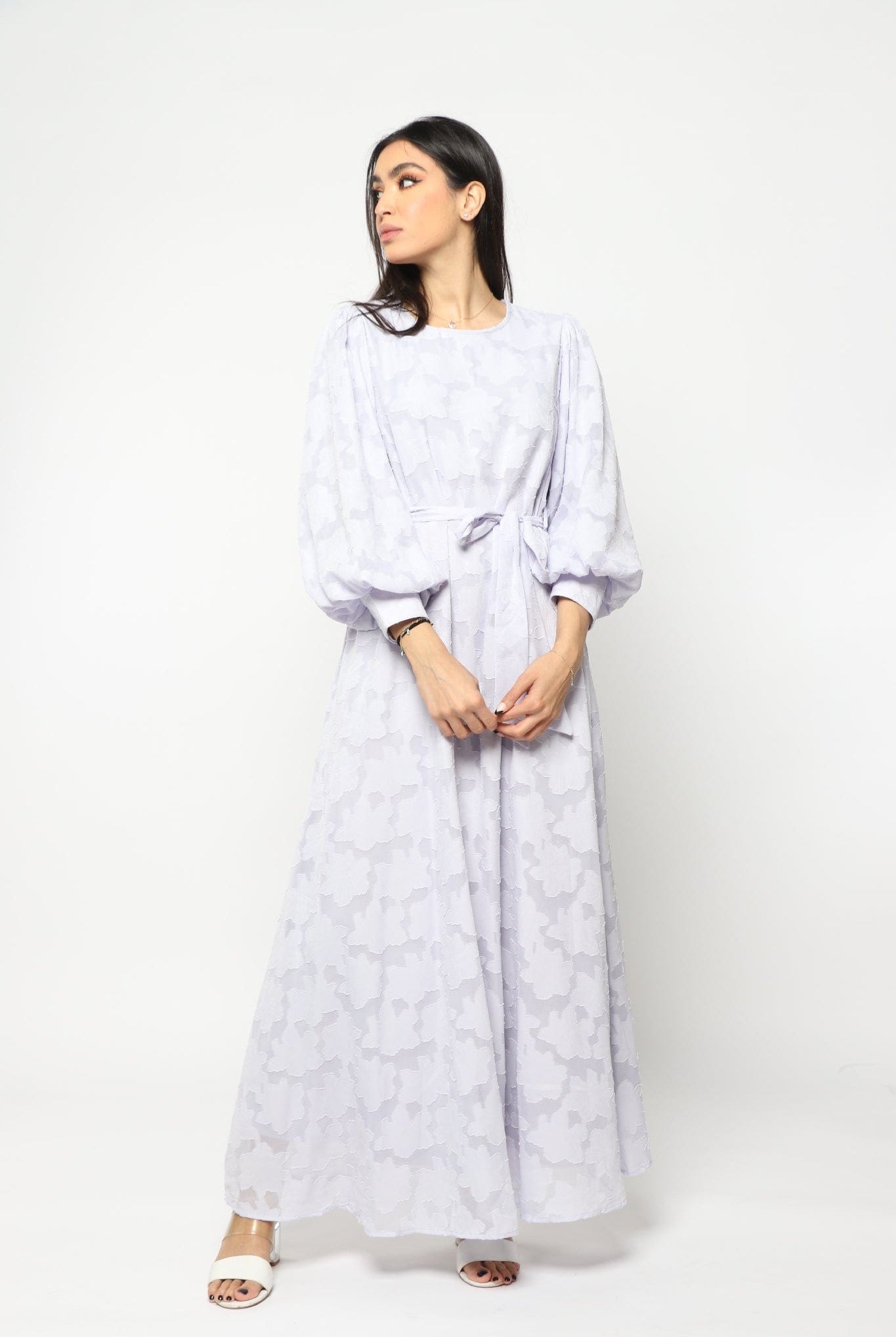 نتشي فستان طويل الاكمام برقبة دائرية وحزام علي الخصر