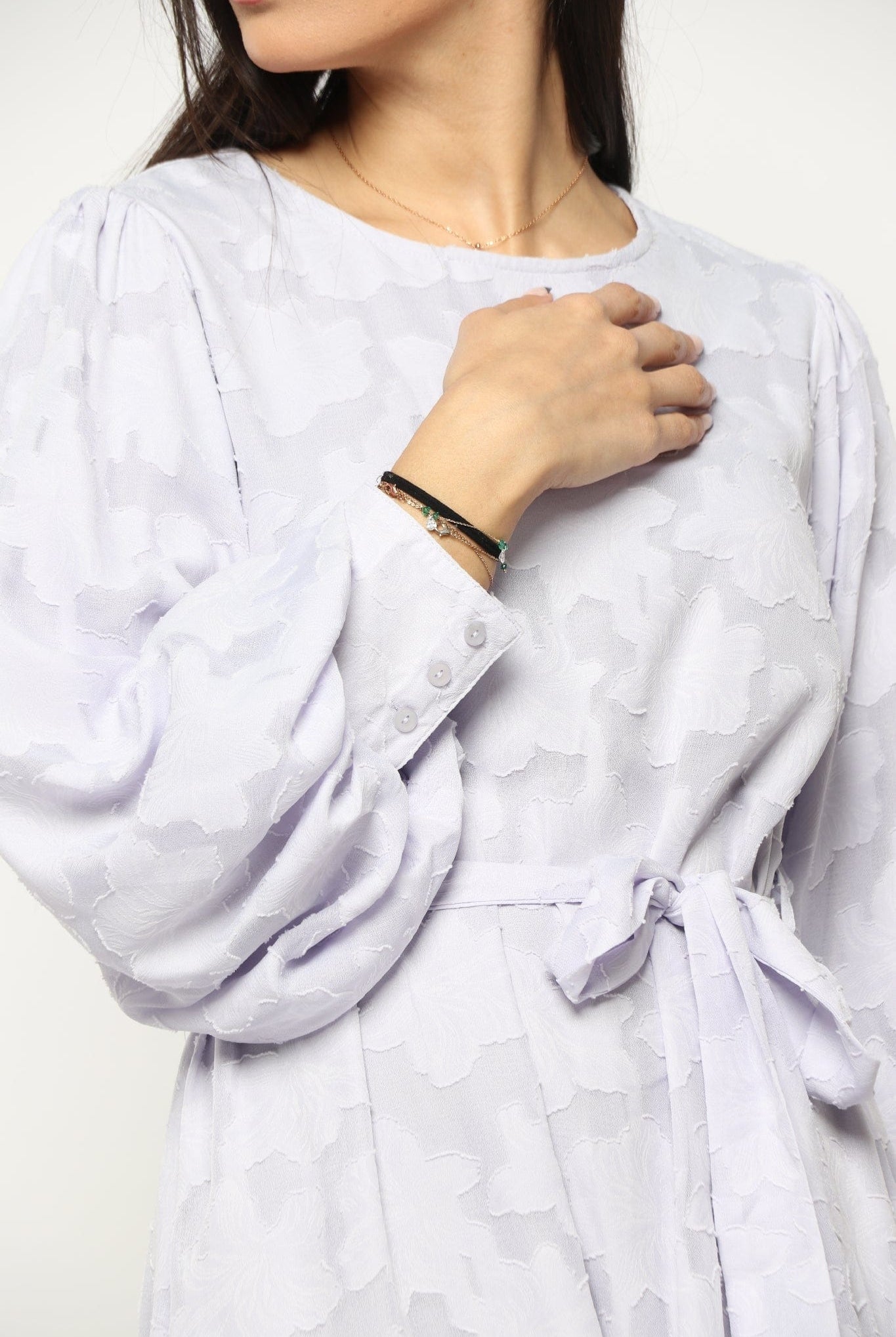 نتشي فستان طويل الاكمام برقبة دائرية وحزام علي الخصر