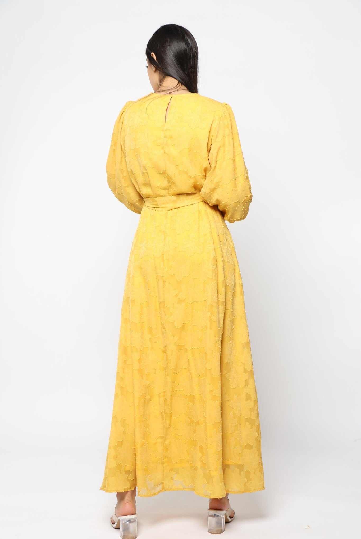 نتشي فستان طويل الاكمام برقبة دائرية وحزام علي الخصر