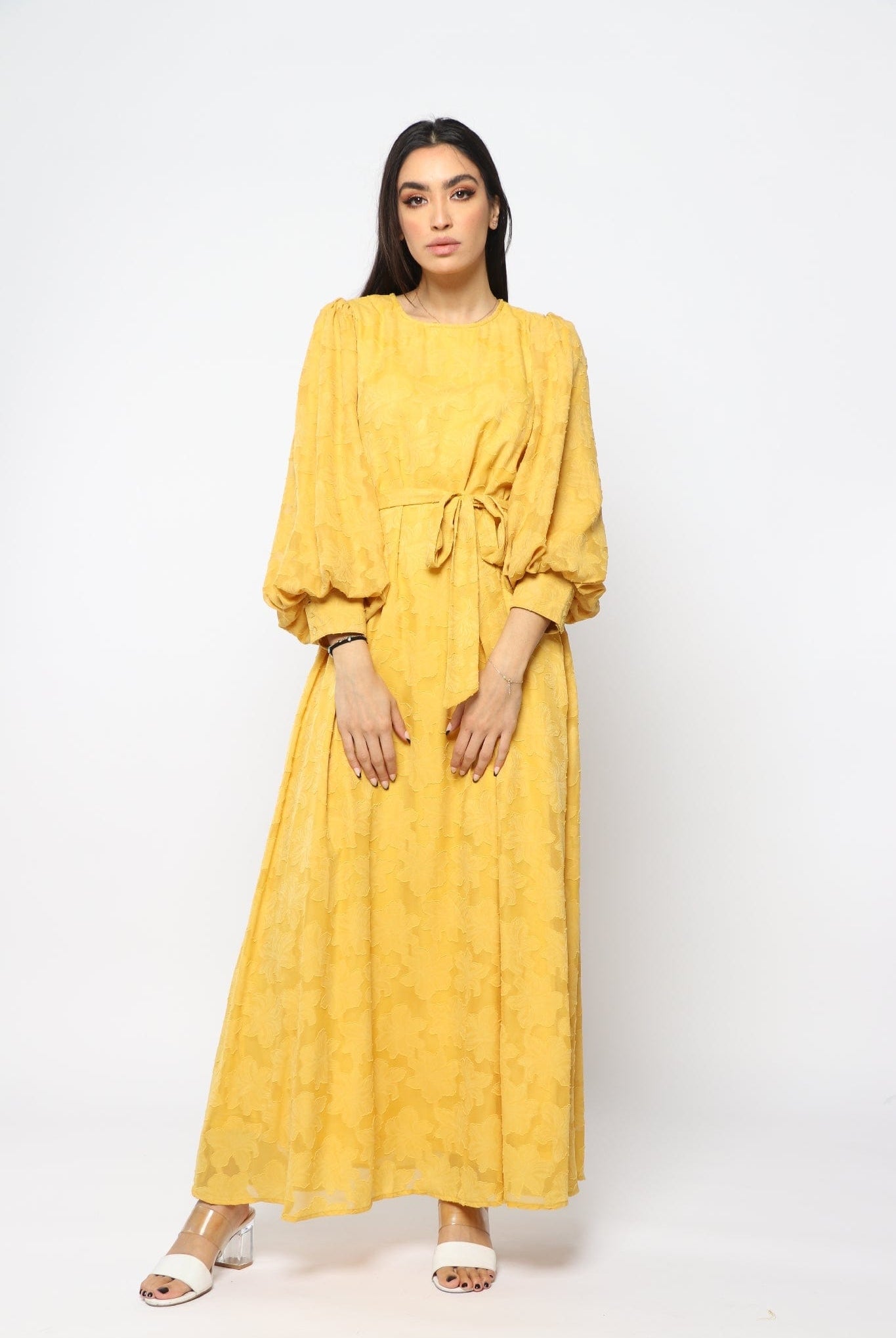 نتشي فستان طويل الاكمام برقبة دائرية وحزام علي الخصر