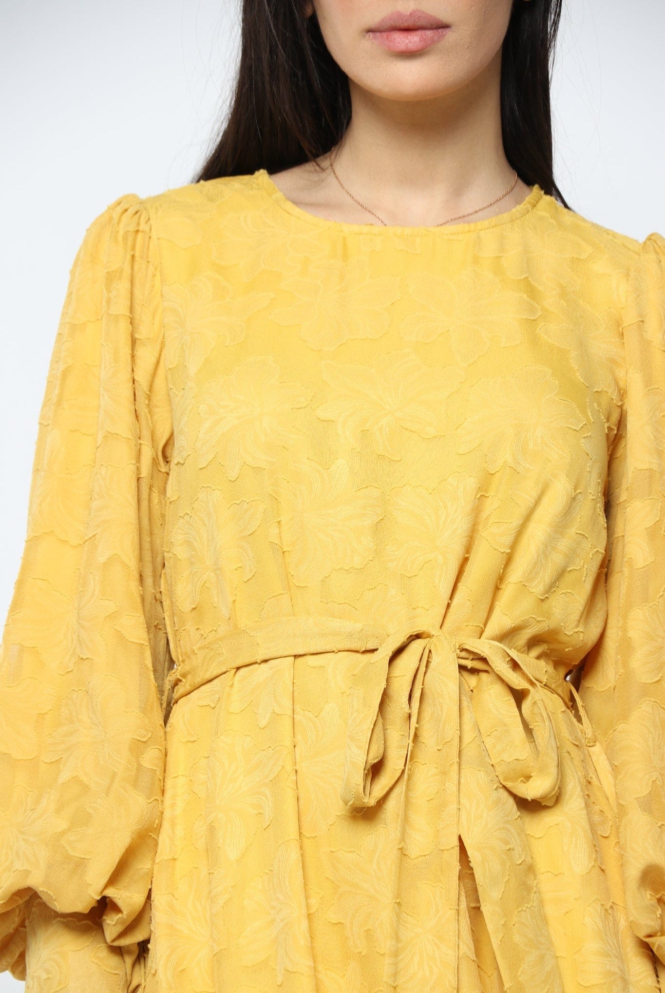 نتشي فستان طويل الاكمام برقبة دائرية وحزام علي الخصر