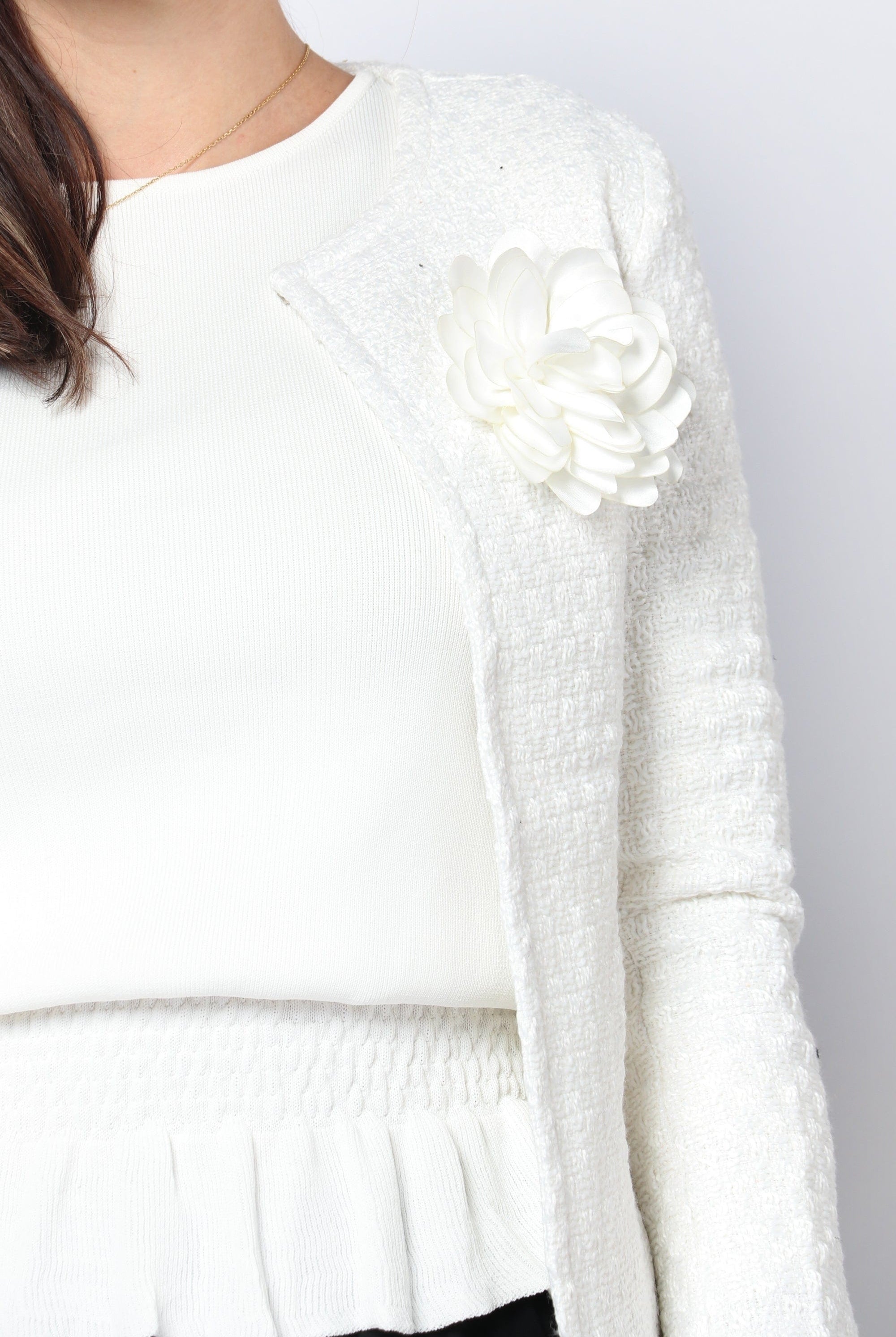 نتشي سترة سادة منسوجة بأكمام طويلة