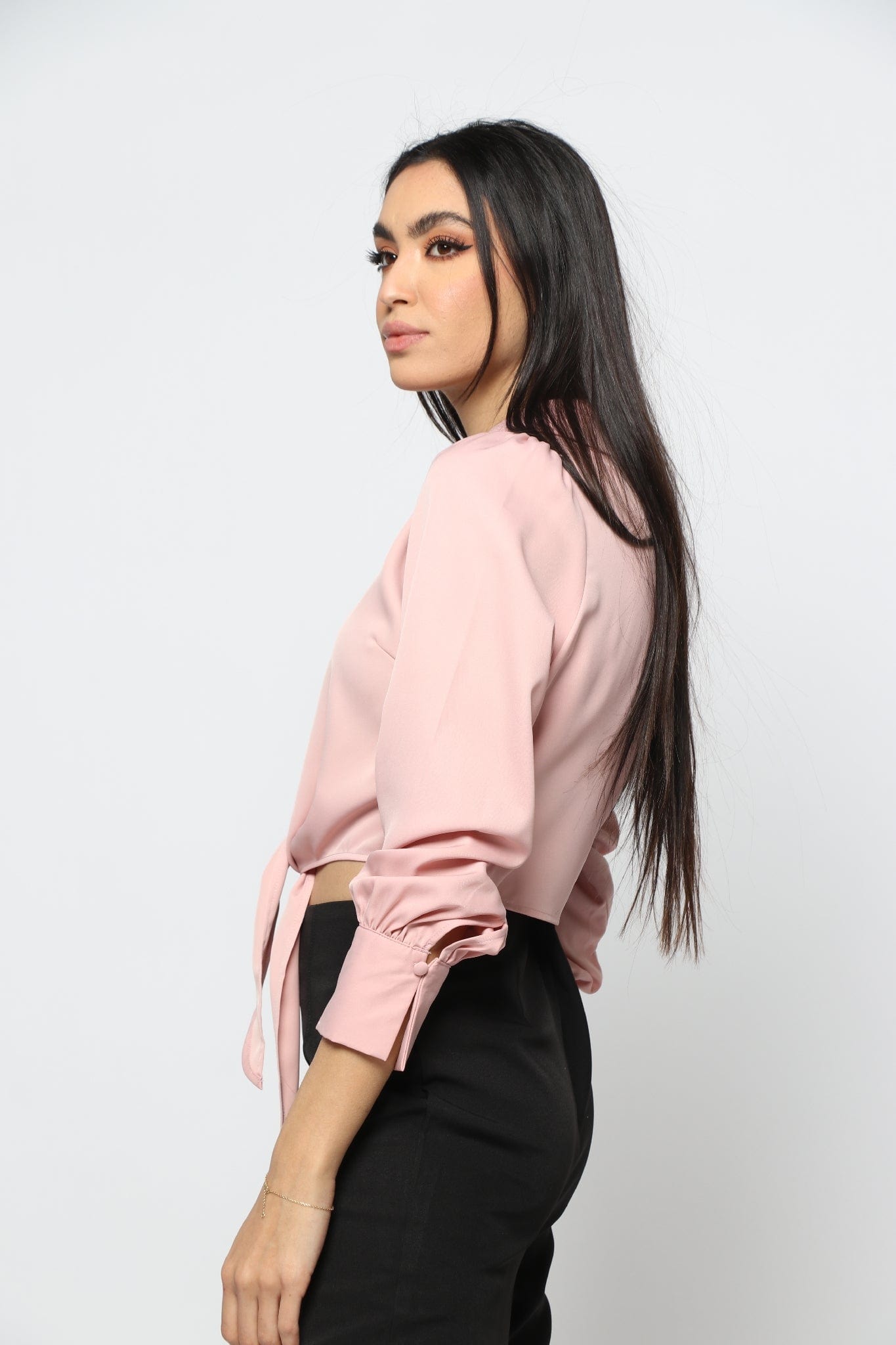 نتشي بلوزة خصر مرتفع بأكمام طويلة أزرار أمامية مع ربطة