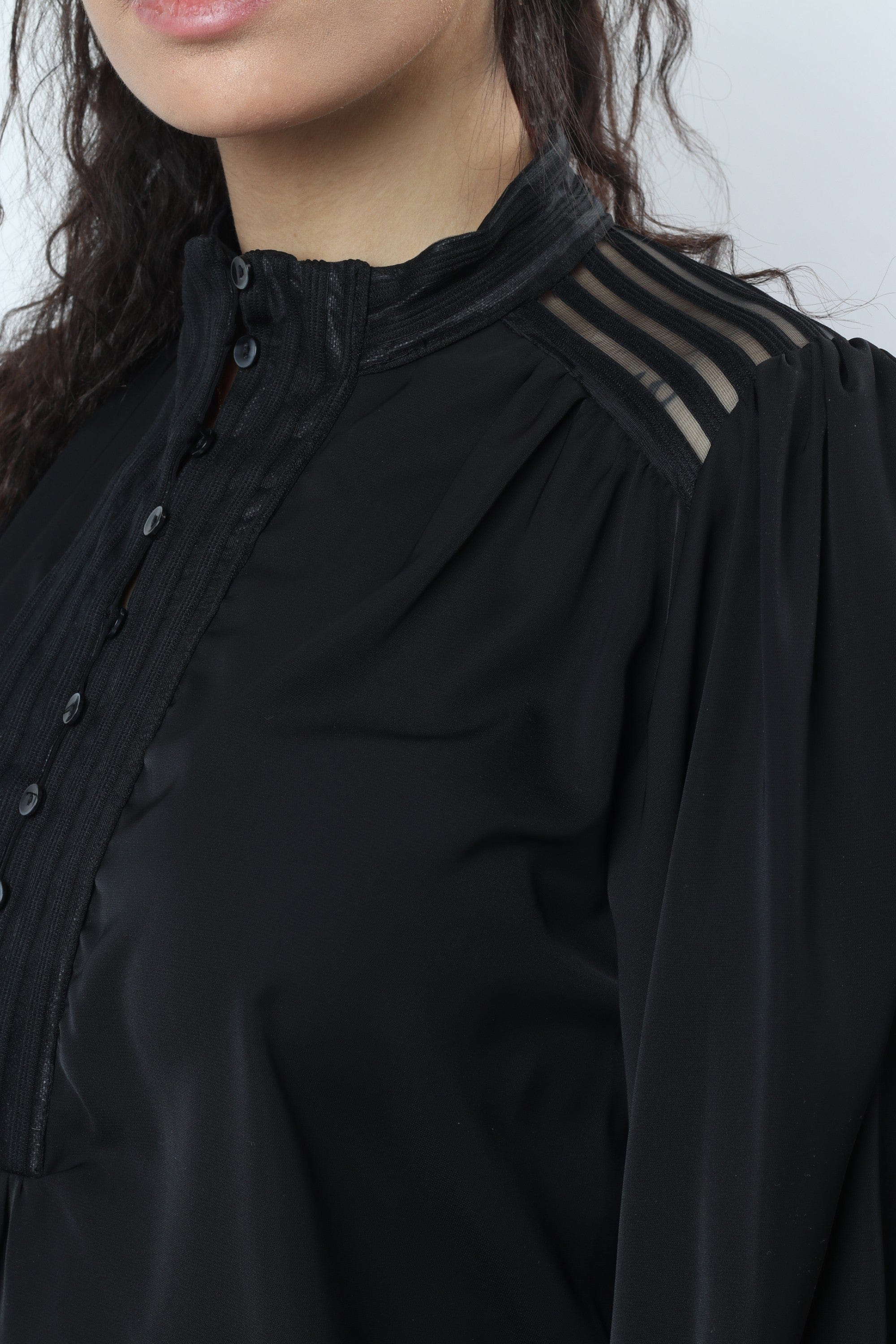 نتشي بلوزة أزرار أمامية بياقة صغيرة كم طويل واسعة بأساور نسائي