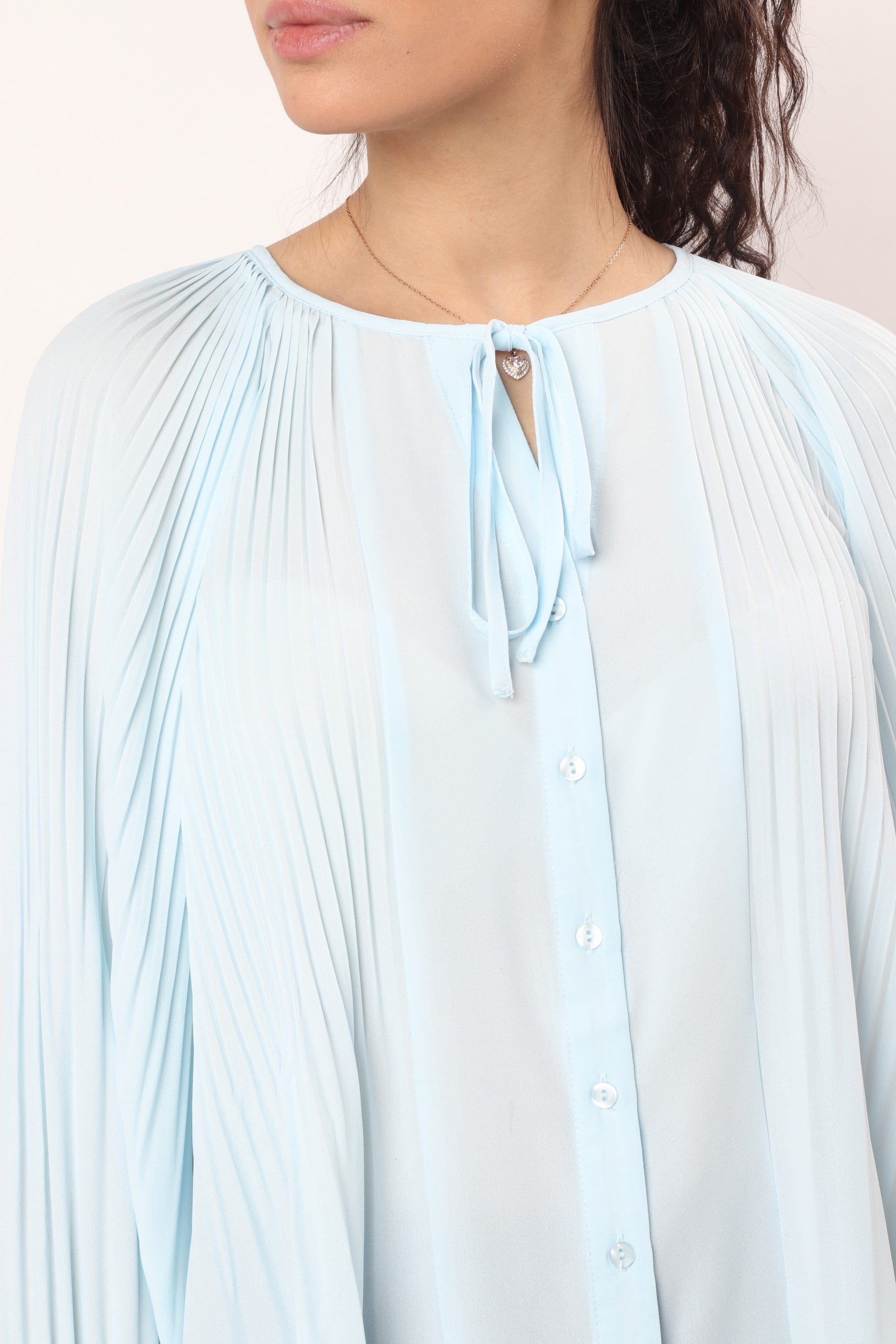 نتشي بلوزة كلوش مع رباط وكم طويل نسائي