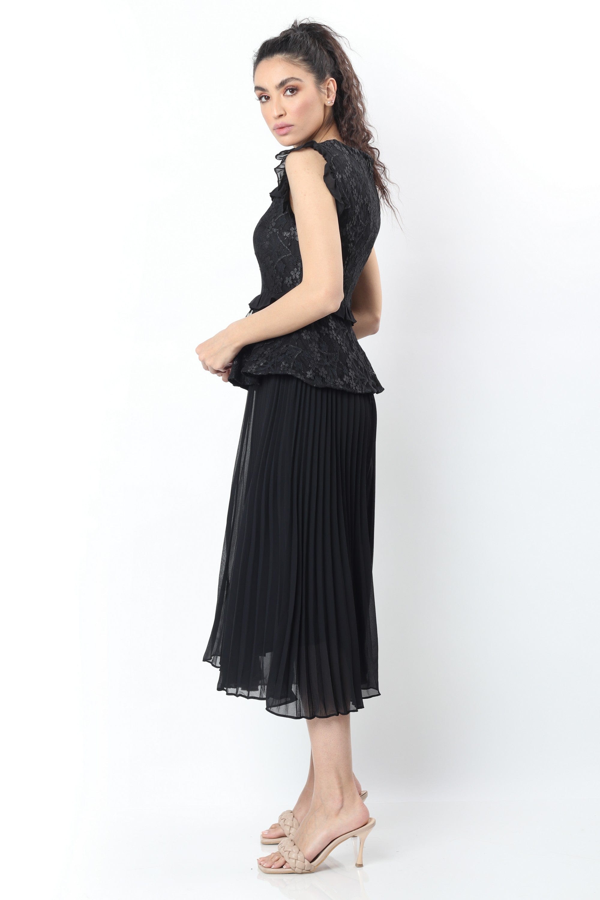 نتشي فستان ميدي بليسية بأكمام فراشة