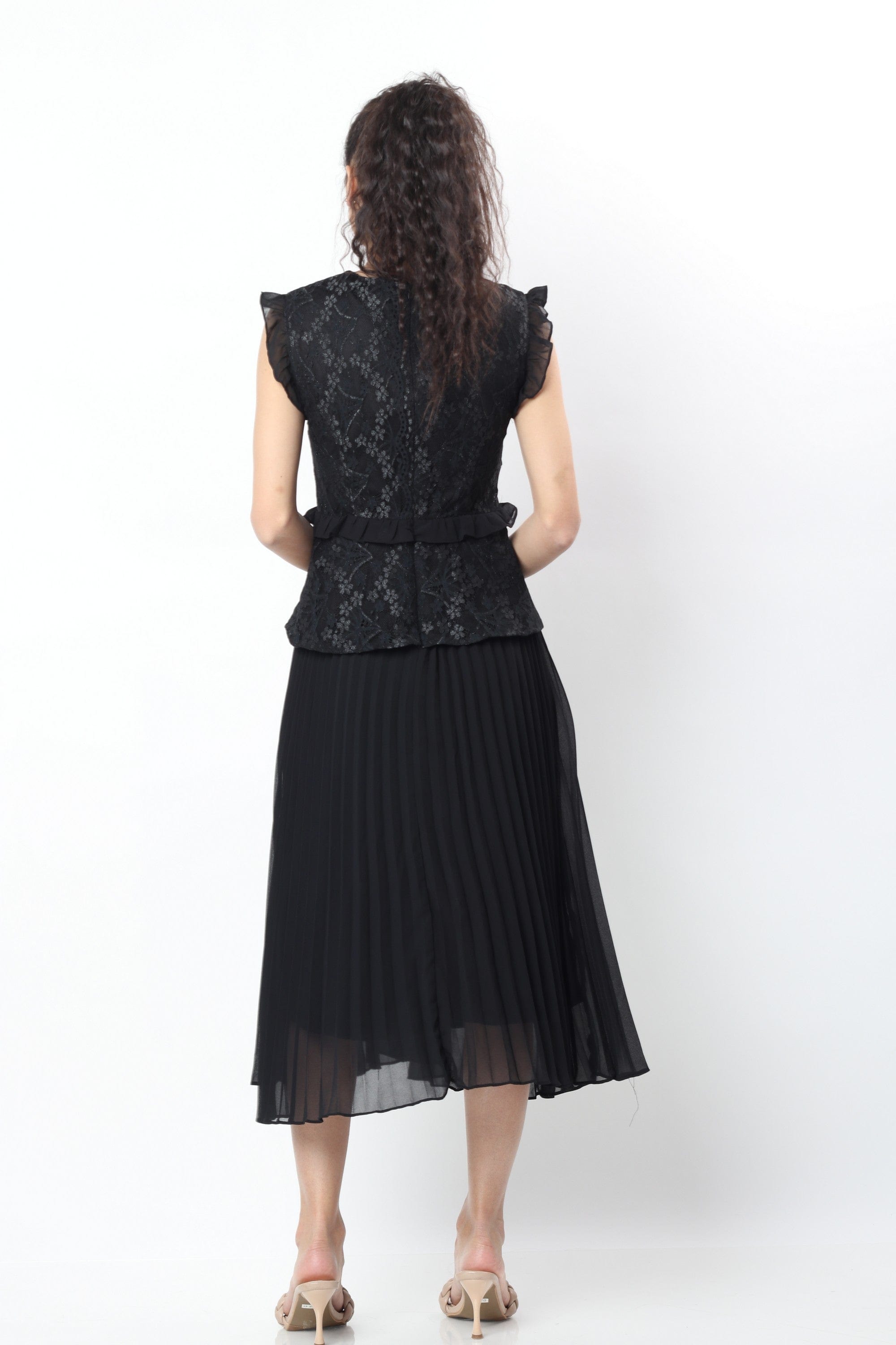 نتشي فستان ميدي بليسية بأكمام فراشة