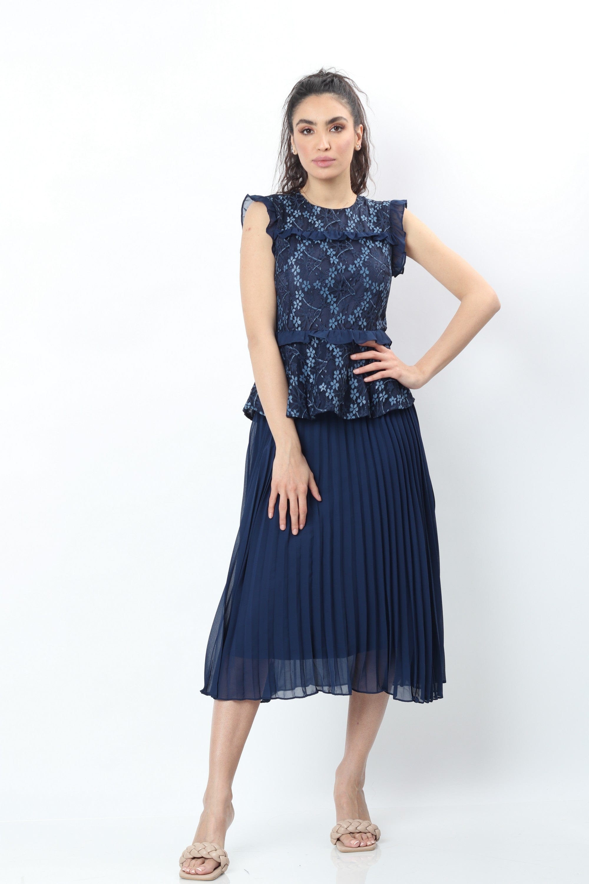 نتشي فستان ميدي بليسية بأكمام فراشة