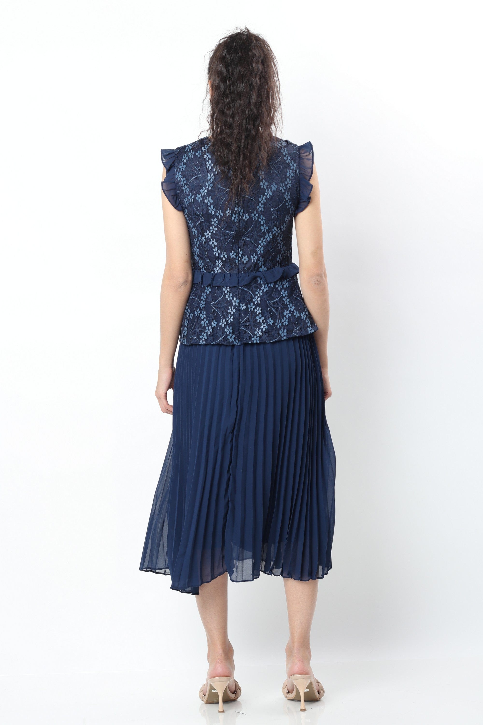 نتشي فستان ميدي بليسية بأكمام فراشة