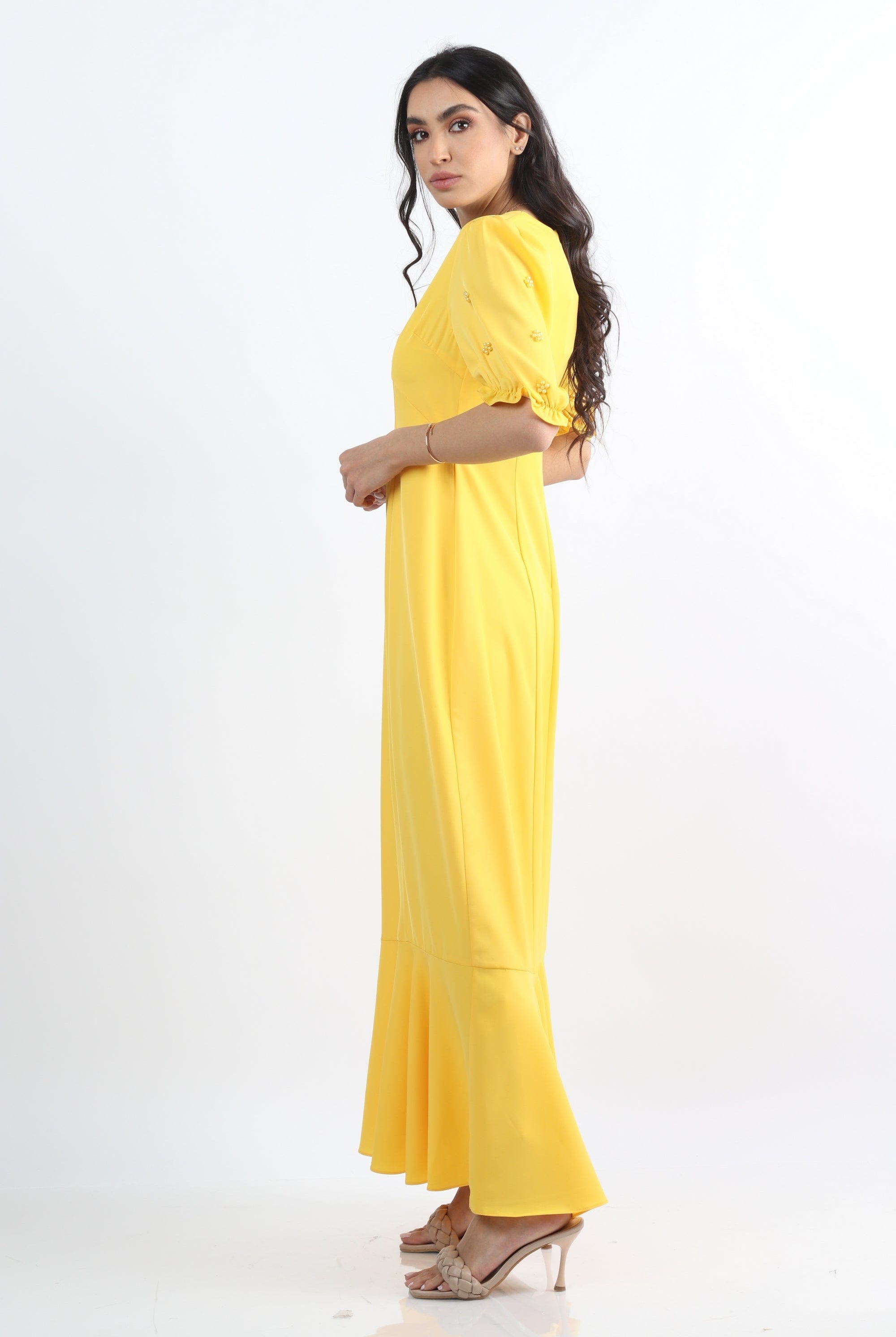 نتشي فستان طويل سادة بكشكش كم قصير بف مزين بورد