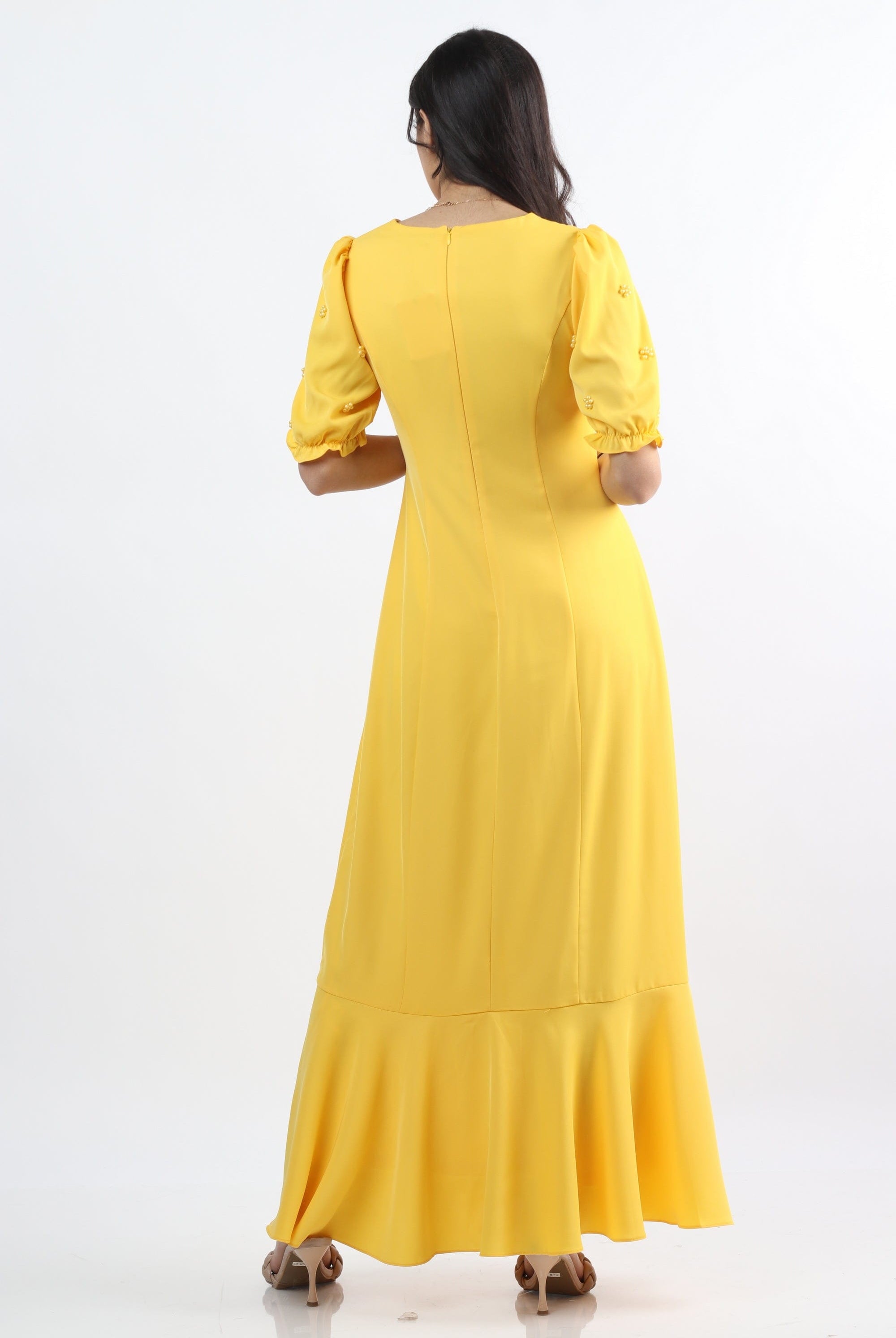 نتشي فستان طويل سادة بكشكش كم قصير بف مزين بورد