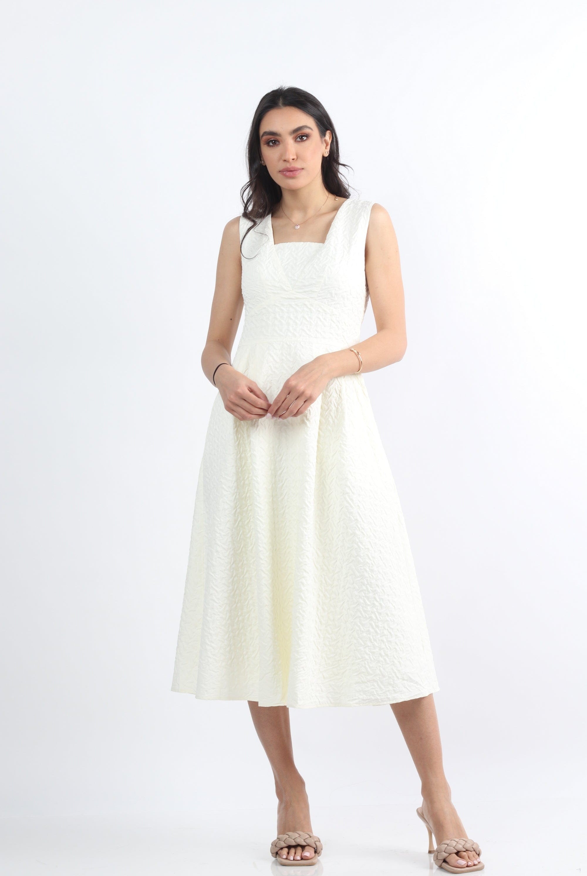 نتشي فستان ميدي بدون أكمام وفتحة صدر مربعة