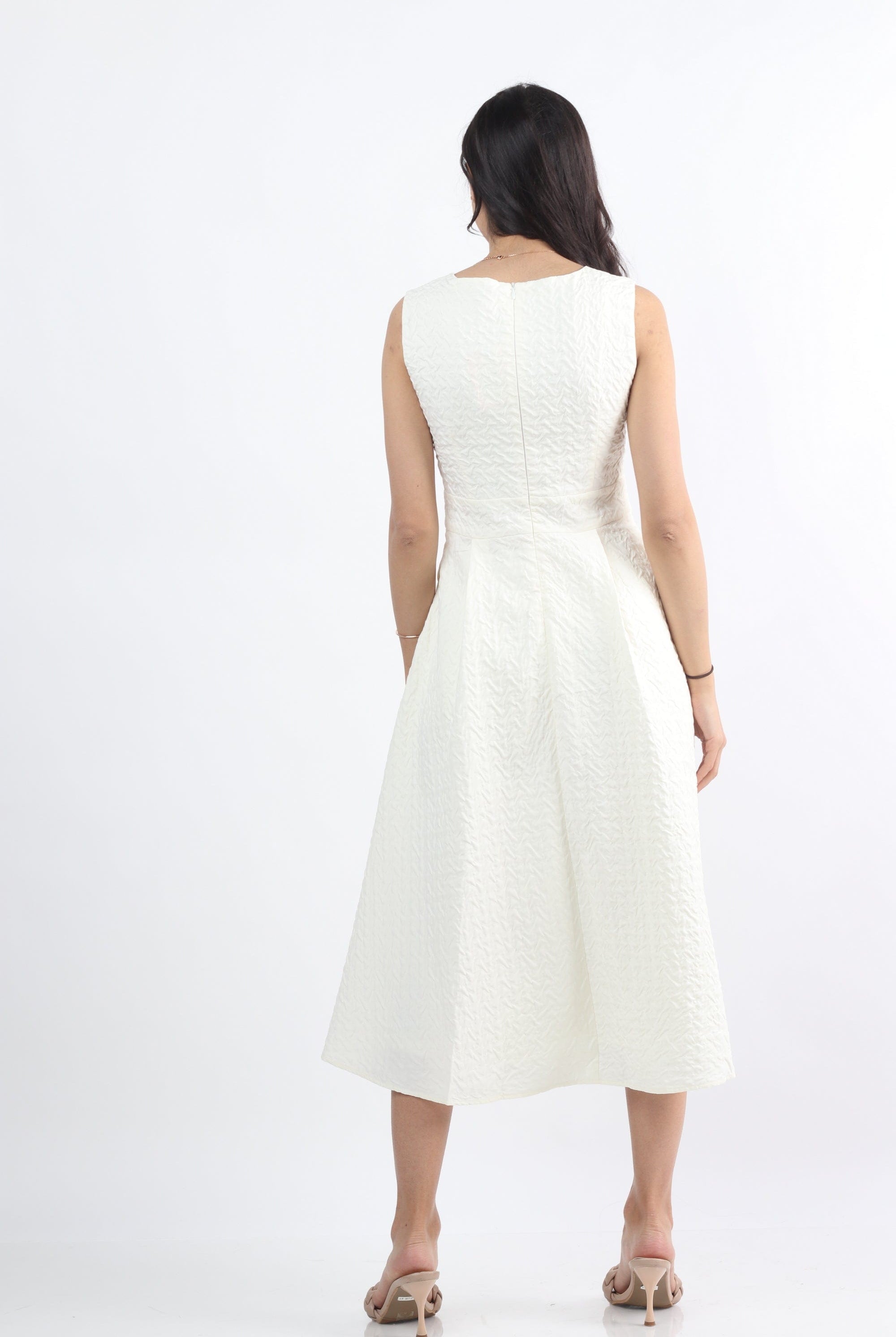 نتشي فستان ميدي بدون أكمام وفتحة صدر مربعة