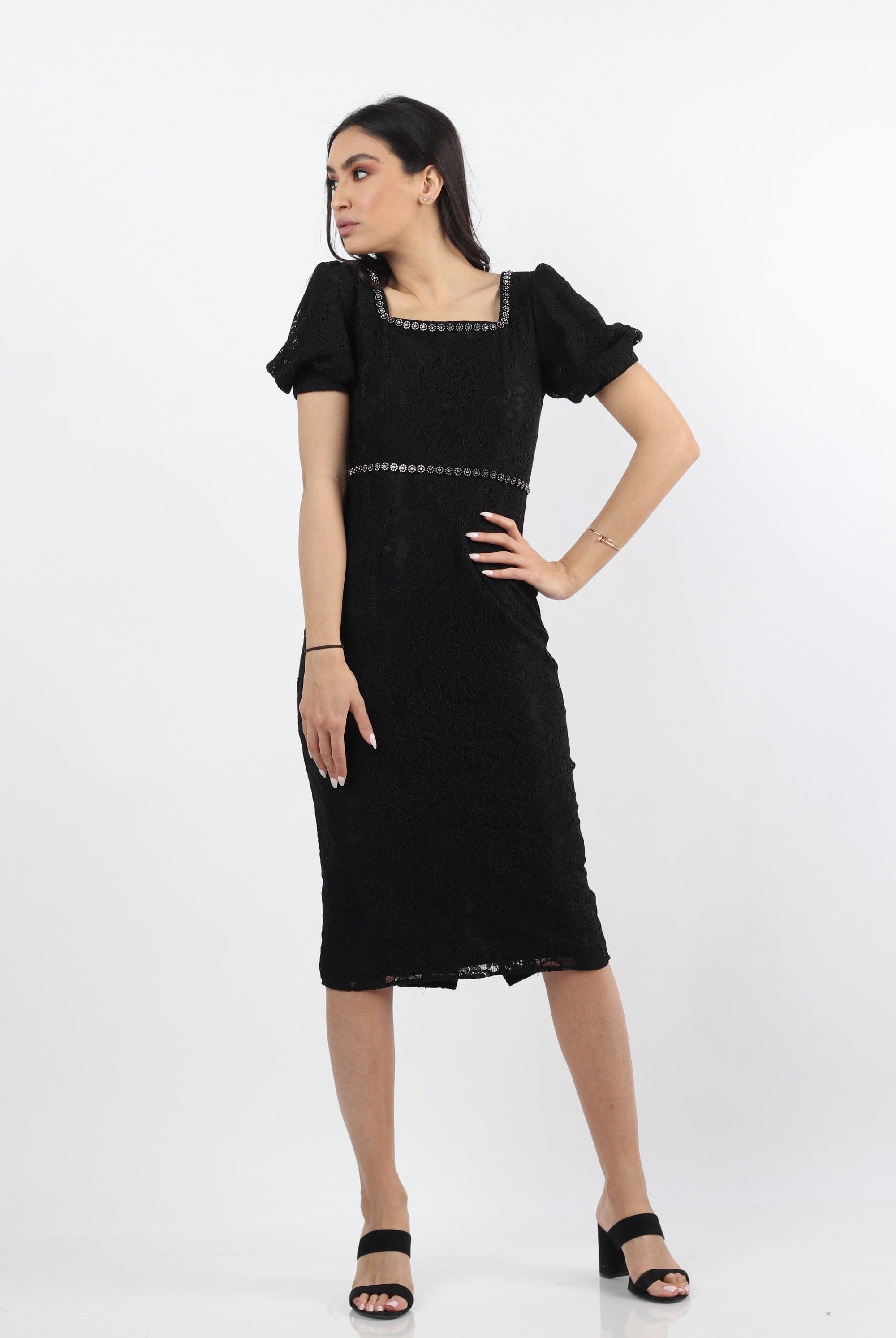 نتشي فستان ميدي بياقة مربعة بكم قصير