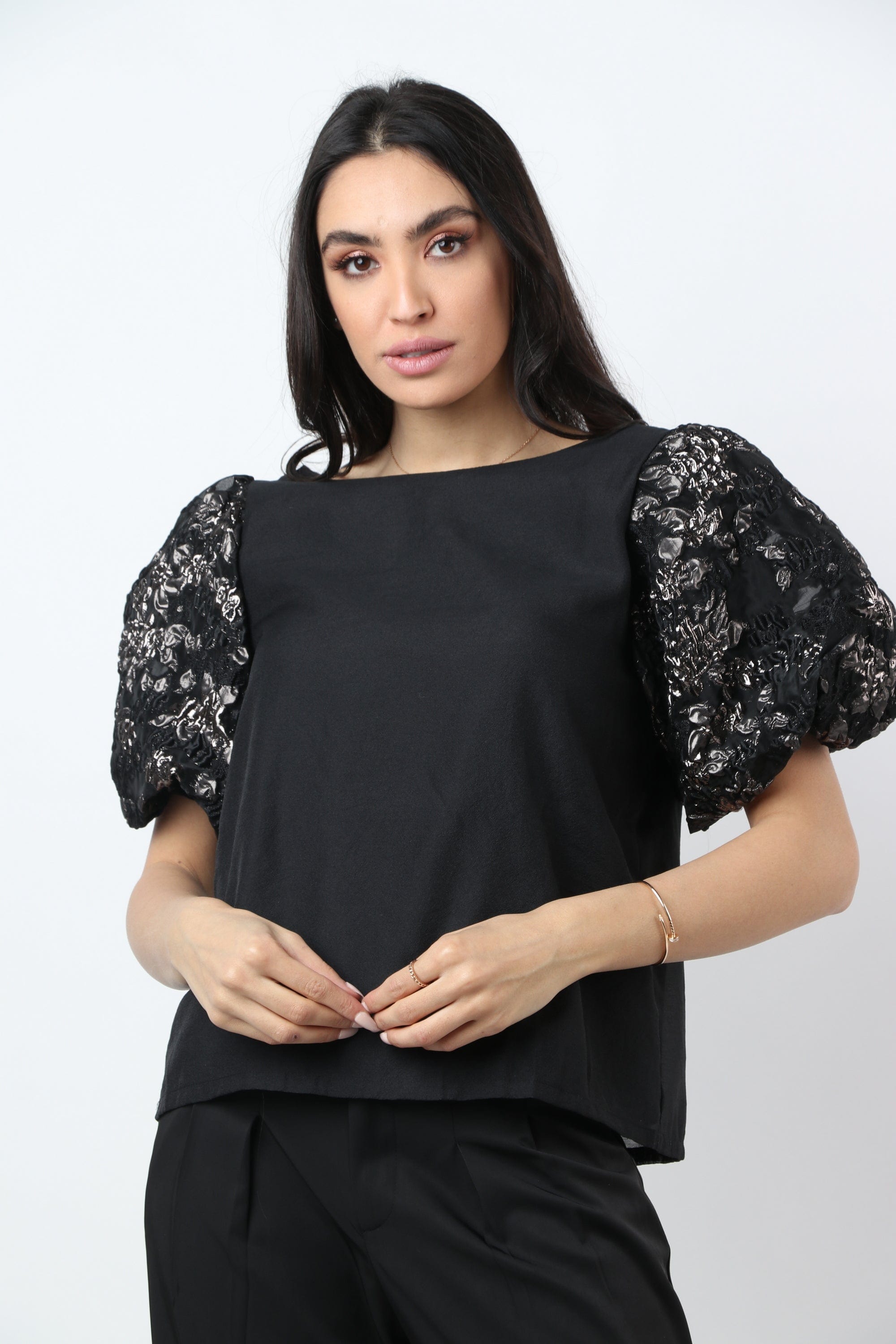 نتشي بلوزة سادة بكم منفوش قصير أسود