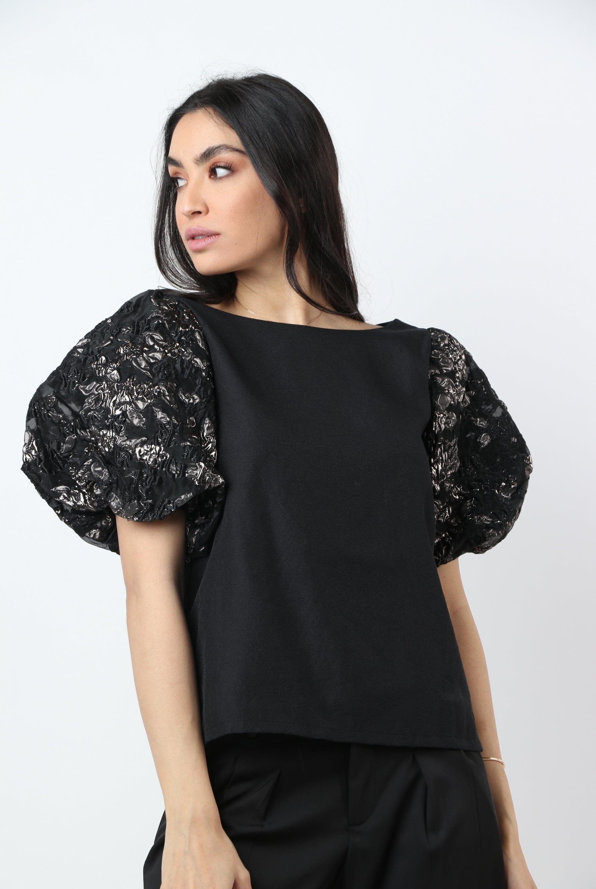 نتشي بلوزة سادة بكم منفوش قصير أسود