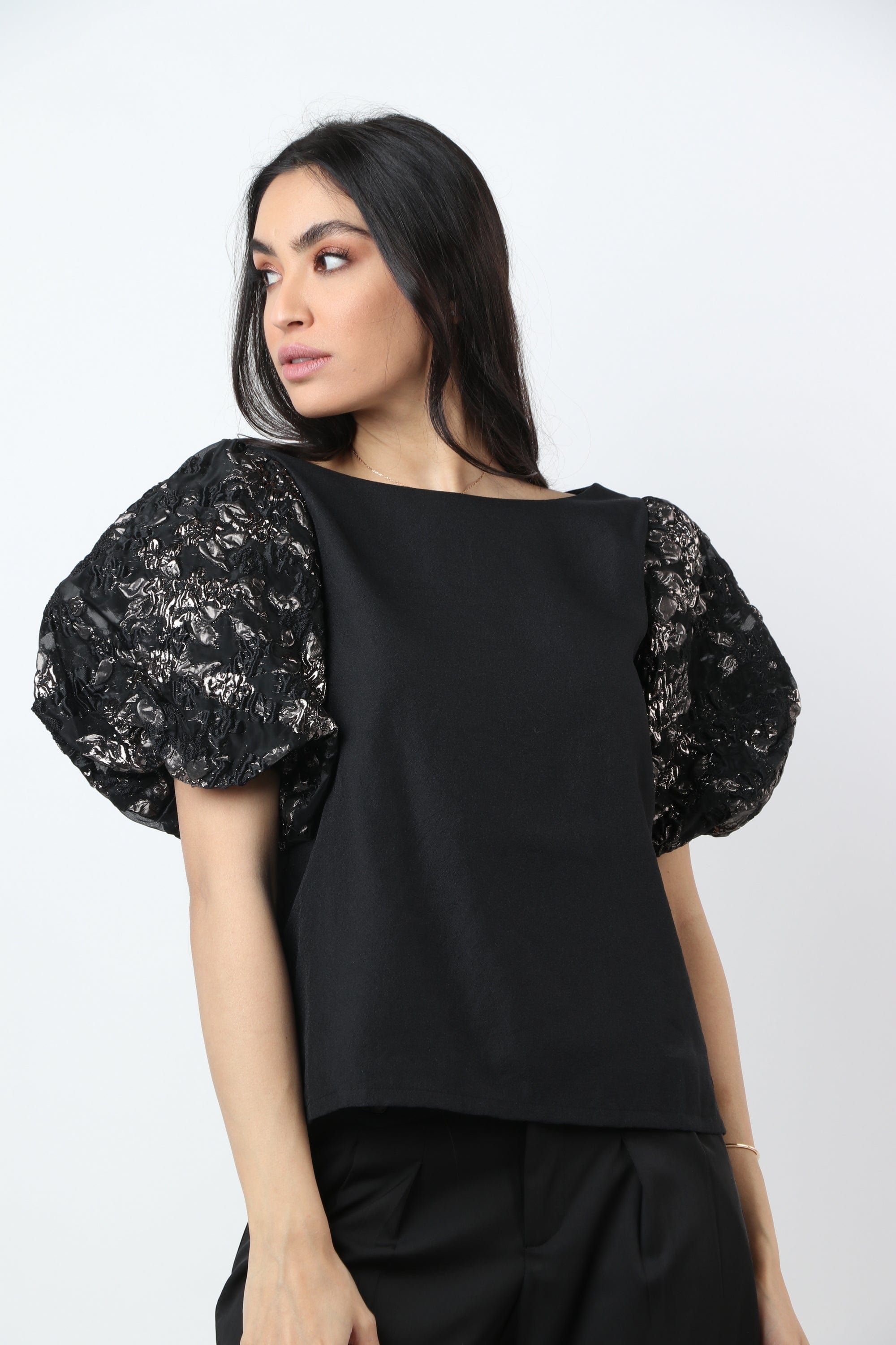 نتشي بلوزة سادة بكم منفوش قصير أسود