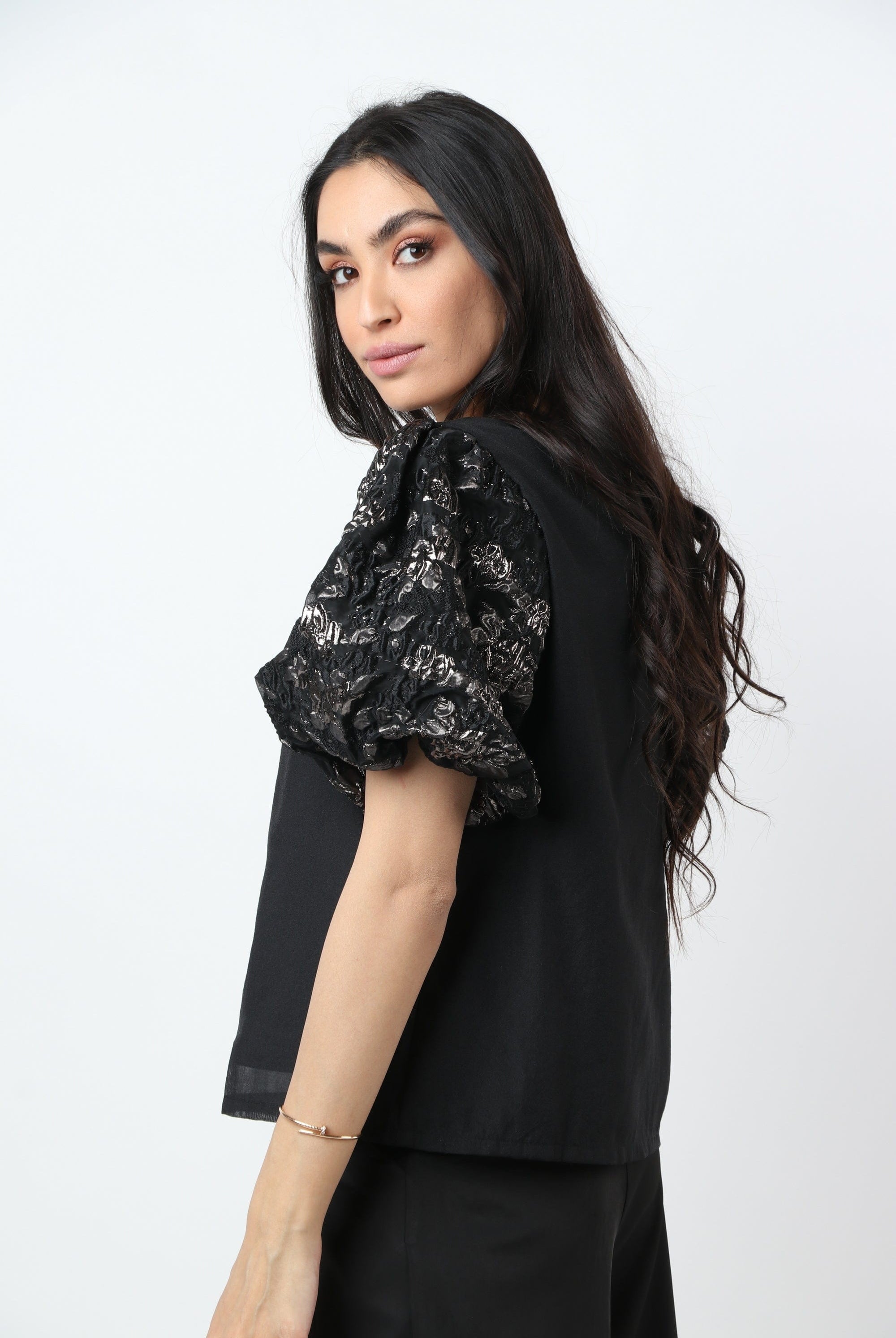 نتشي بلوزة سادة بكم منفوش قصير أسود