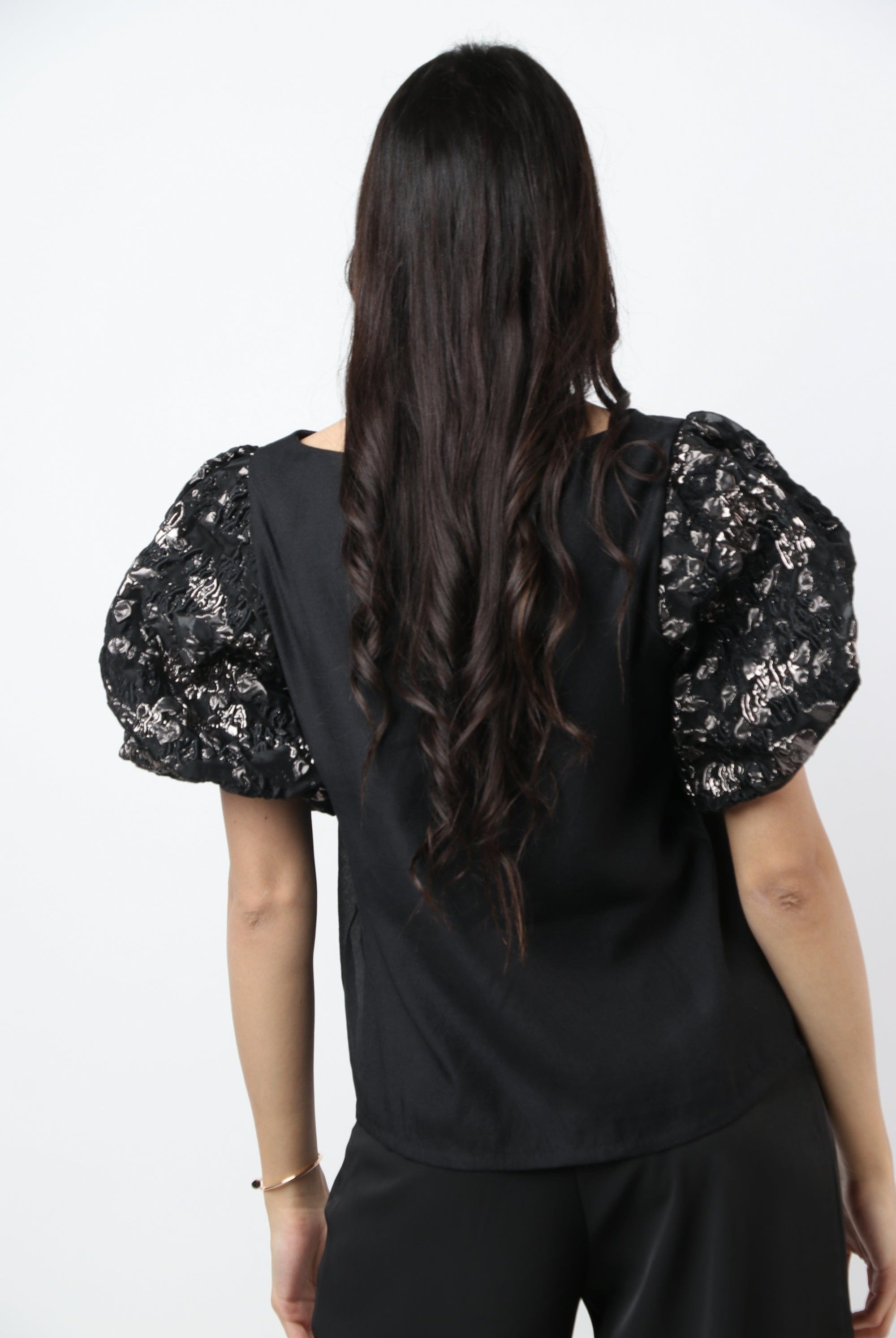 نتشي بلوزة سادة بكم منفوش قصير أسود