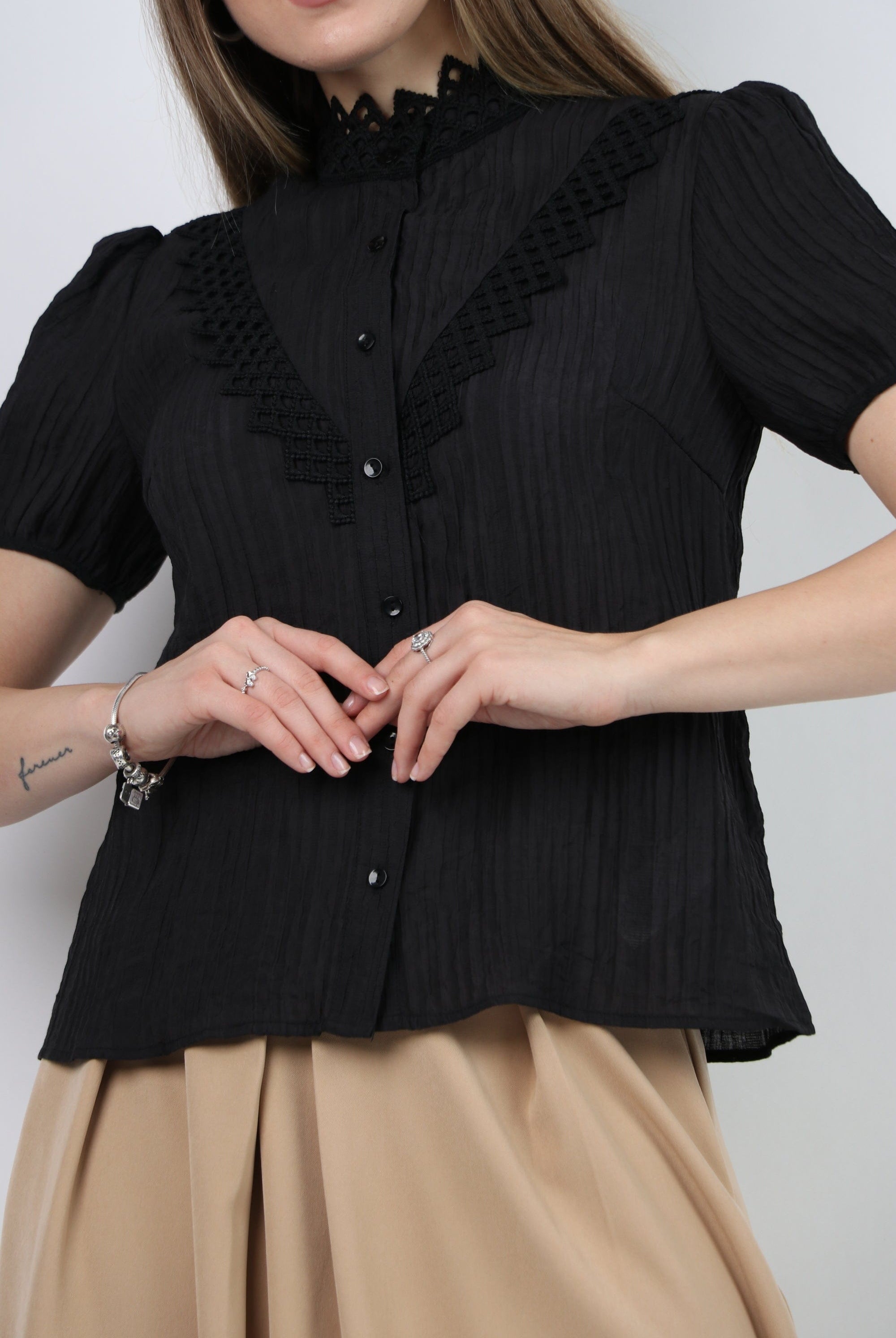 نتشي بلوزة رسمية كم قصير مزينة بدانتيل نسائي