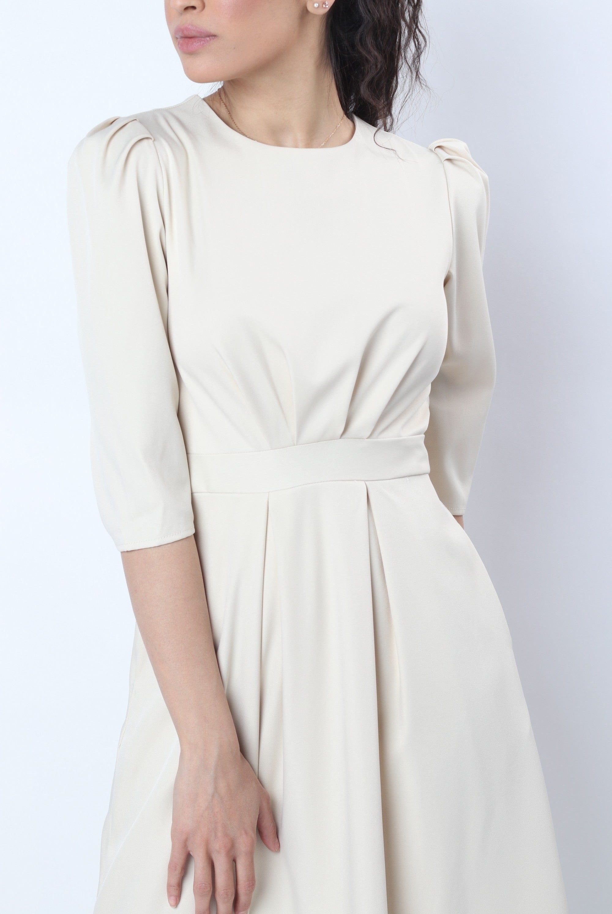 نتشي فستان ميدي سادة مزموم من الخصر بيج