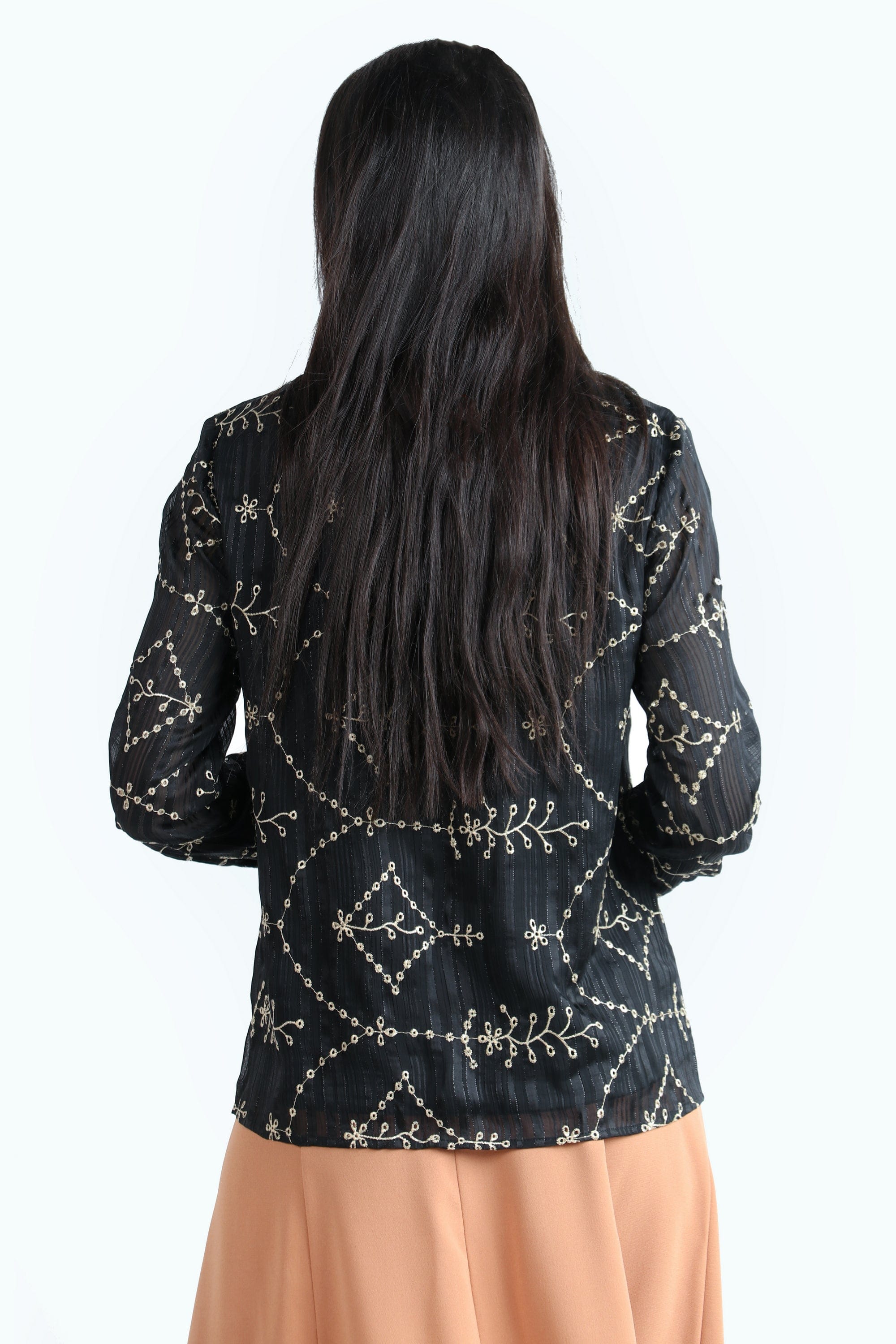 نتشي بلوزة منقوشة بياقة وكم طويل وأزرار أمامية