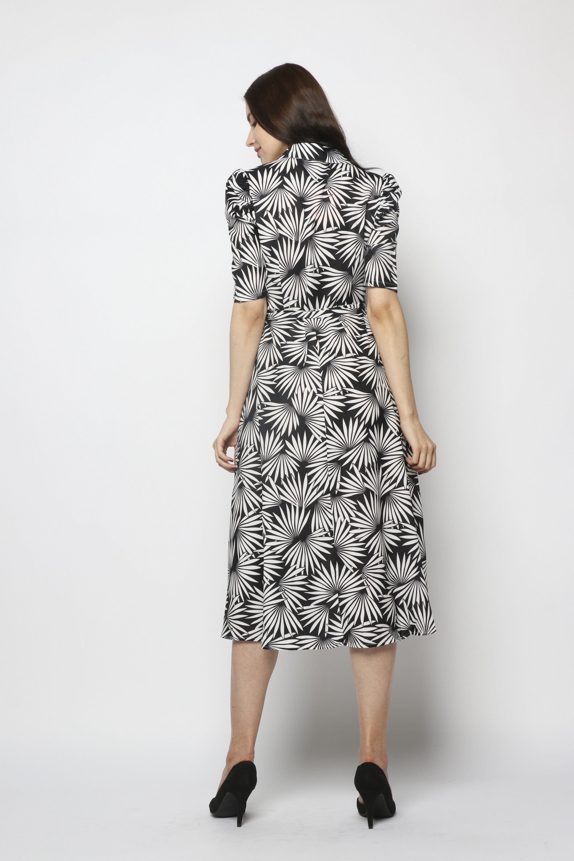 نتشي فستان ميدي سادة بكم قصير