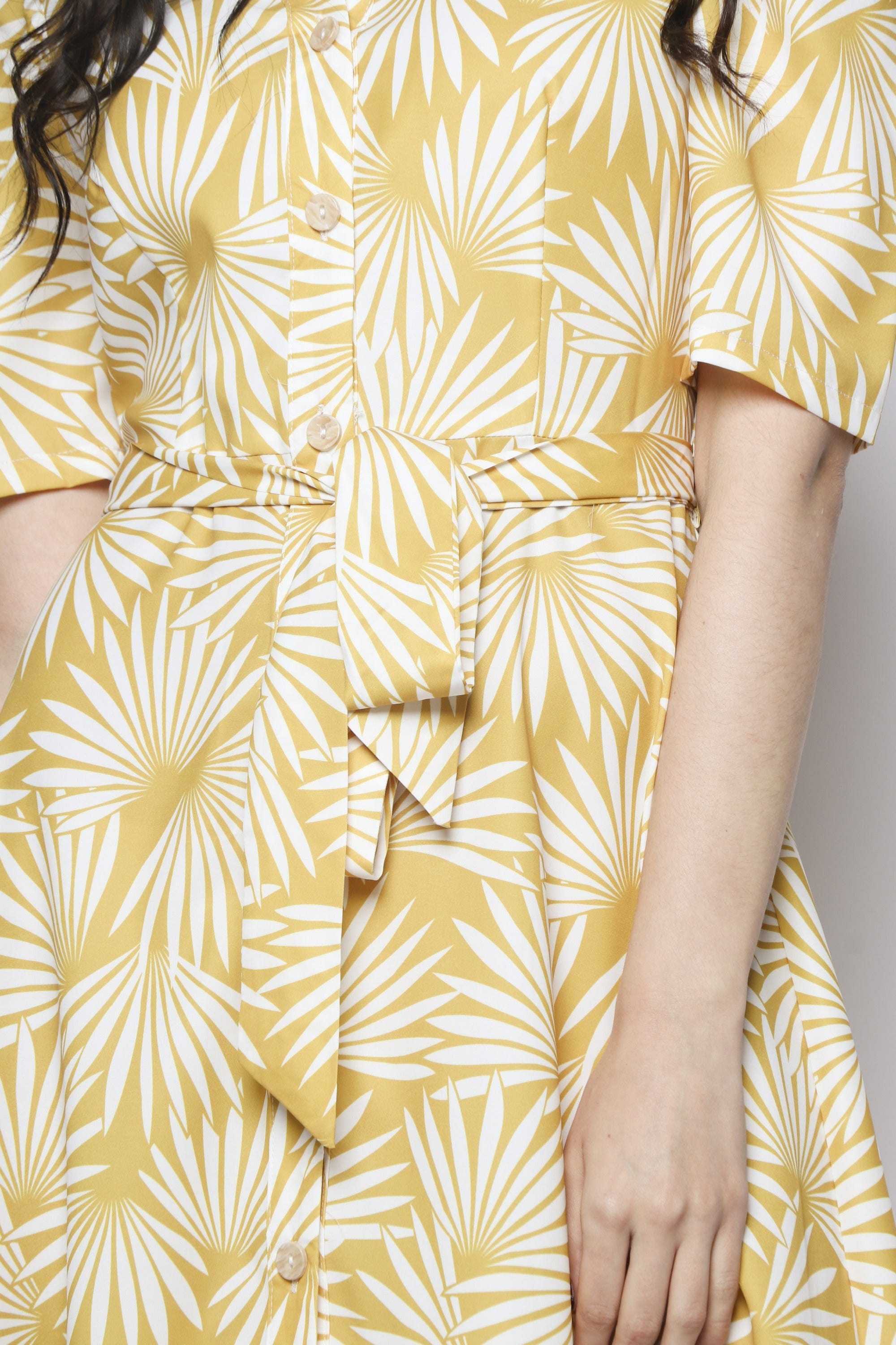 نتشي فستان ميدي سادة بكم قصير