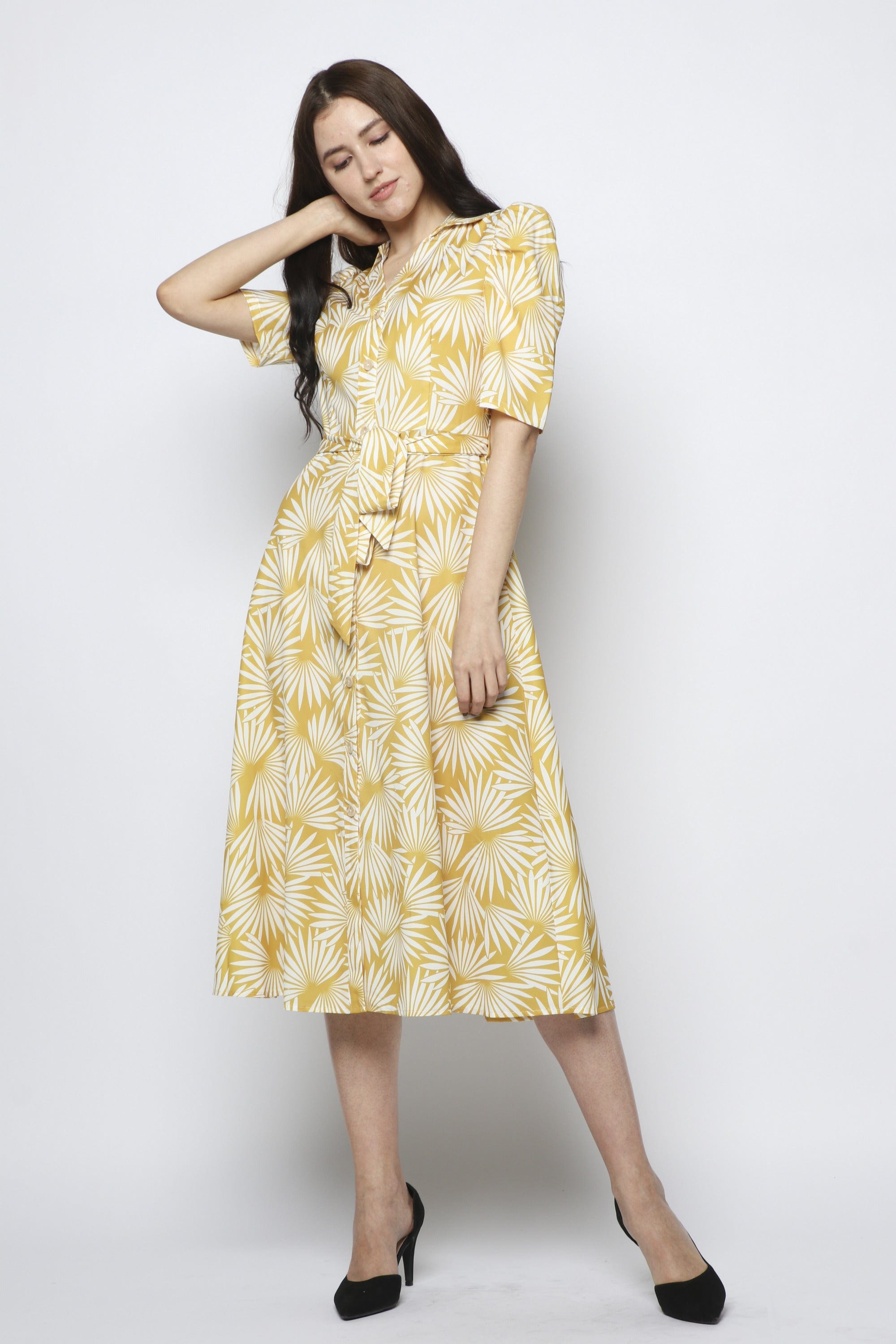 نتشي فستان ميدي سادة بكم قصير