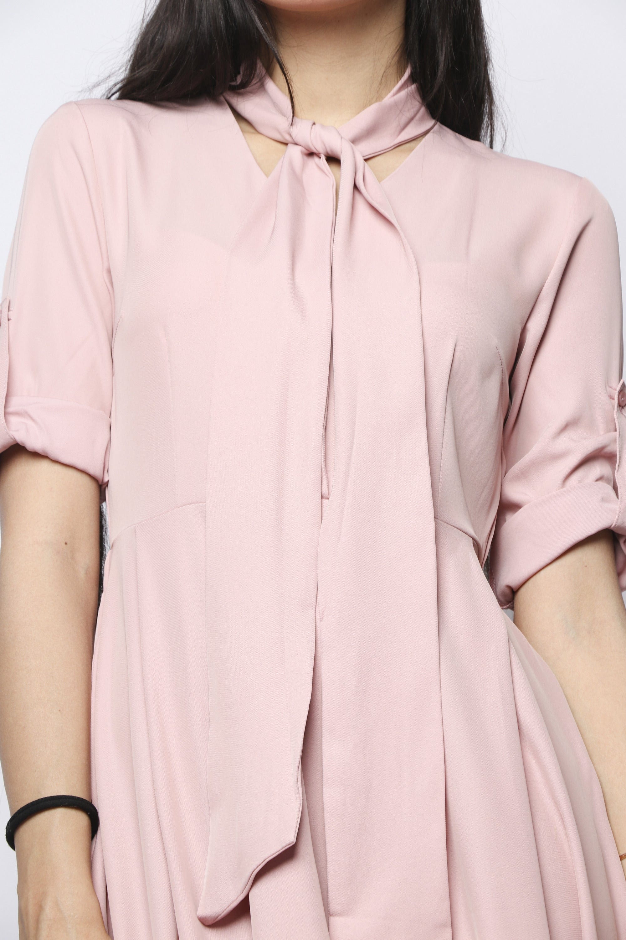 نتشي فستان ميدي سادة بربطة عنق كم طويل مزودة بزر وقابلة للتعديل