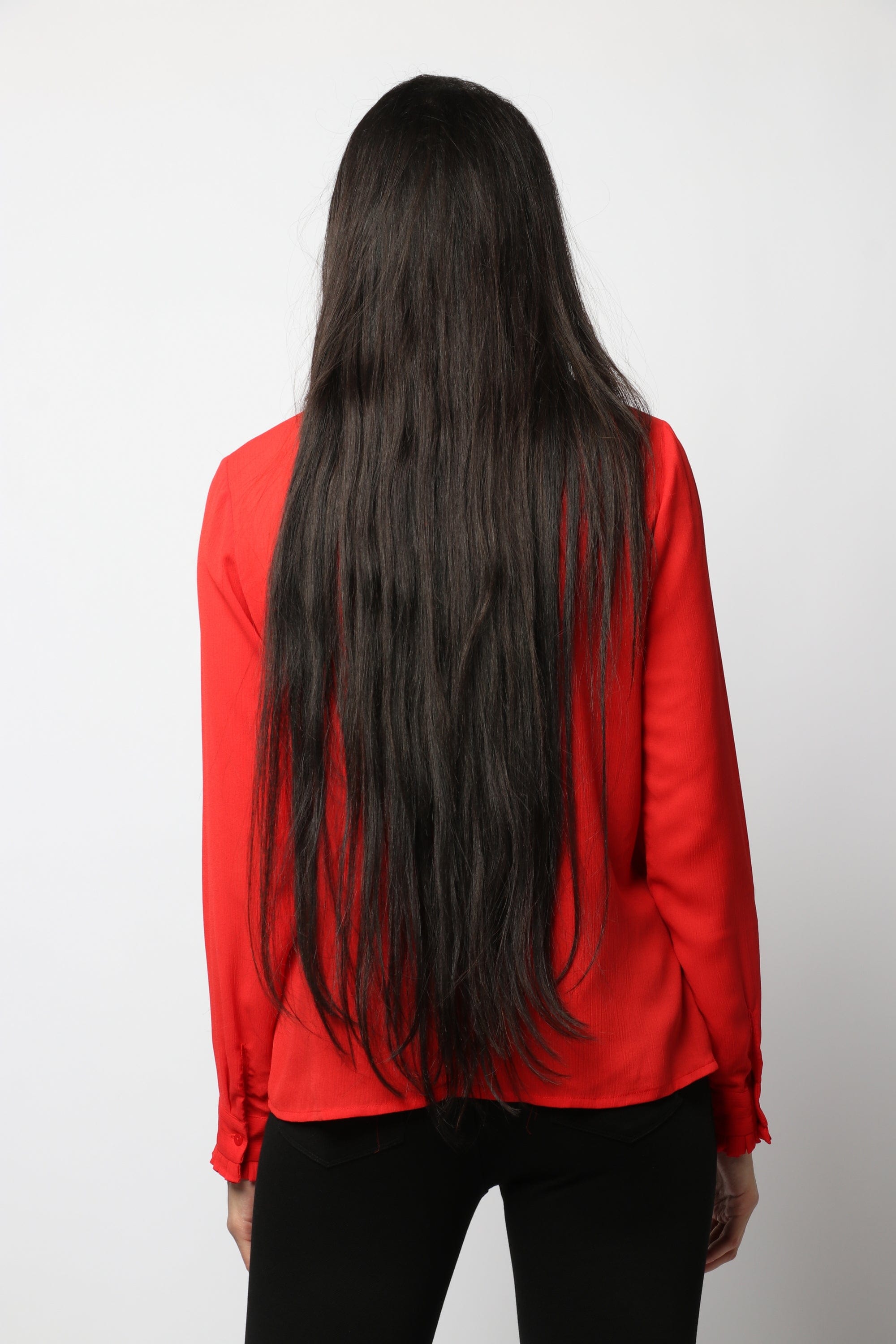 نتشي بلوزة بفتحة من الصدر ياقة عالية بكم طويل نسائي أحمر قرمزي