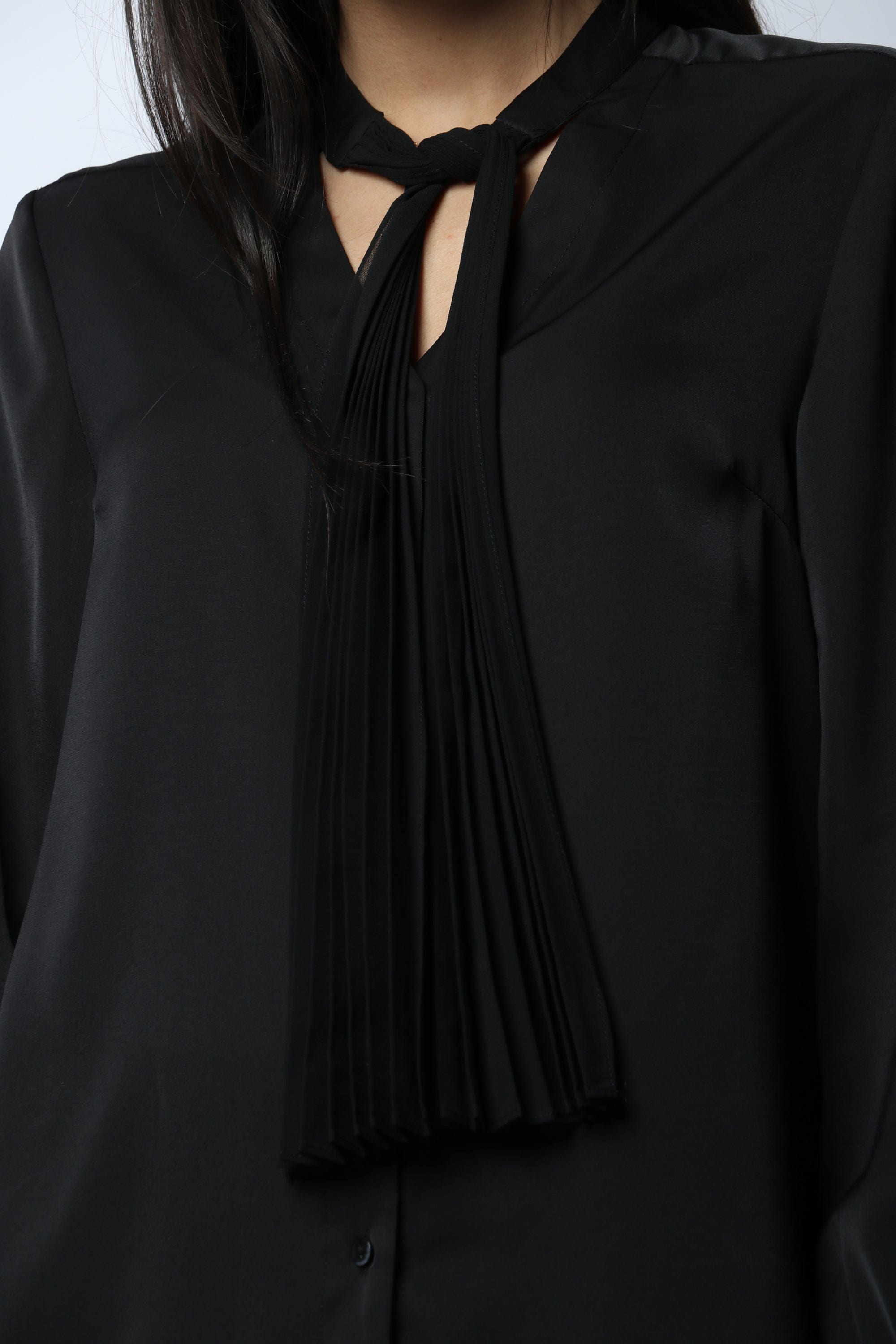 نتشي بلوزة رسمية بربطة عنق طويلة بكم طويل منفوخة