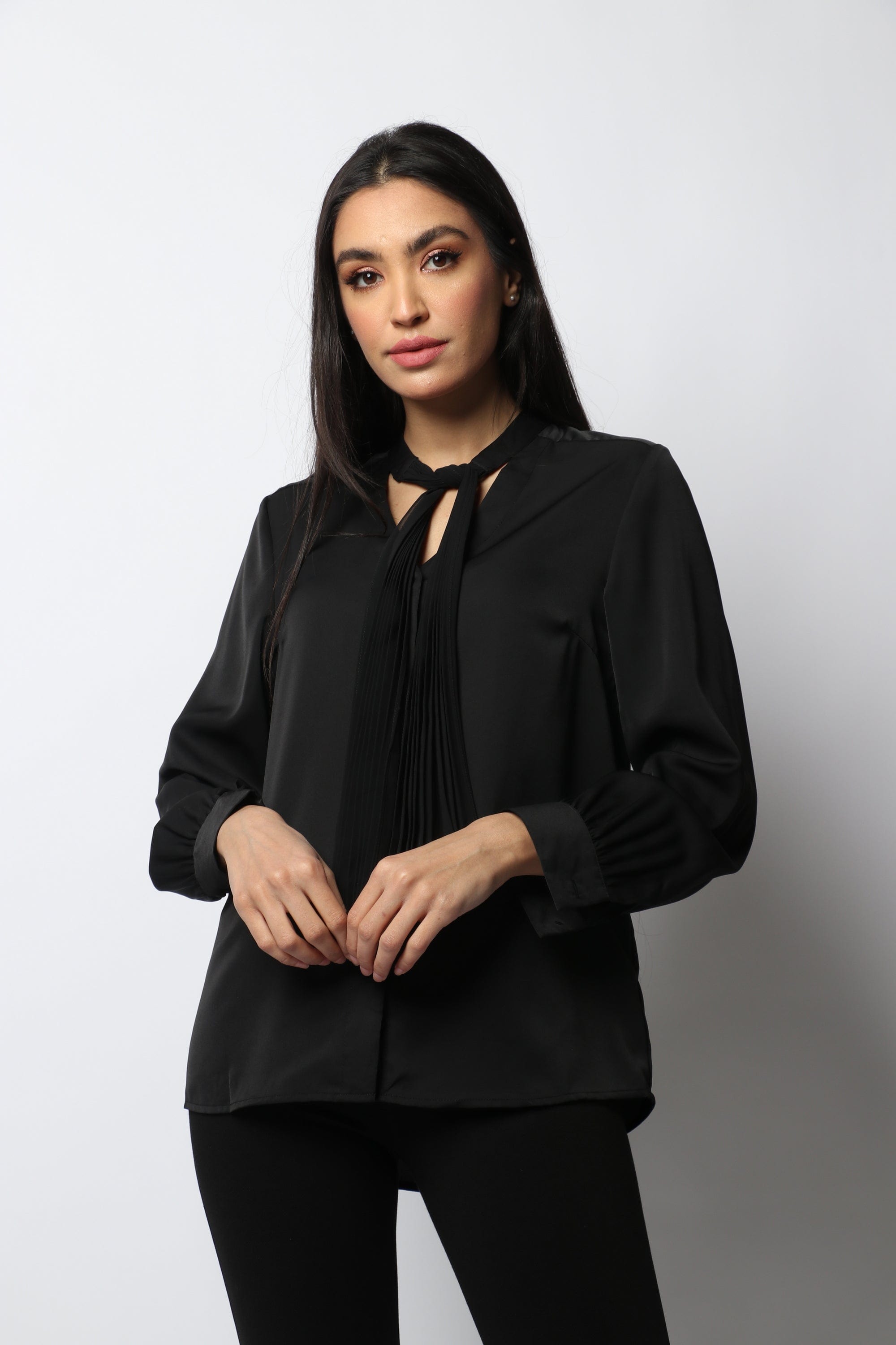 نتشي بلوزة رسمية بربطة عنق طويلة بكم طويل منفوخة