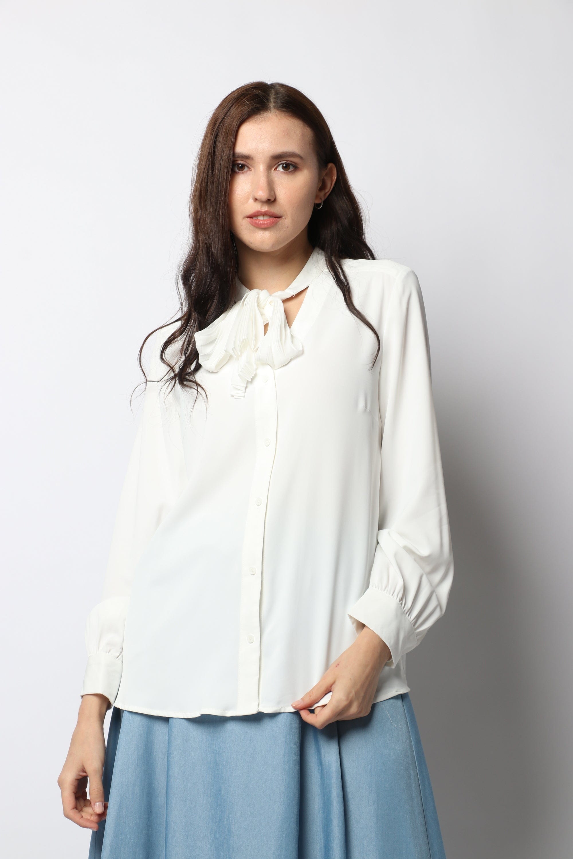 نتشي بلوزة رسمية بربطة عنق طويلة بكم طويل منفوخة