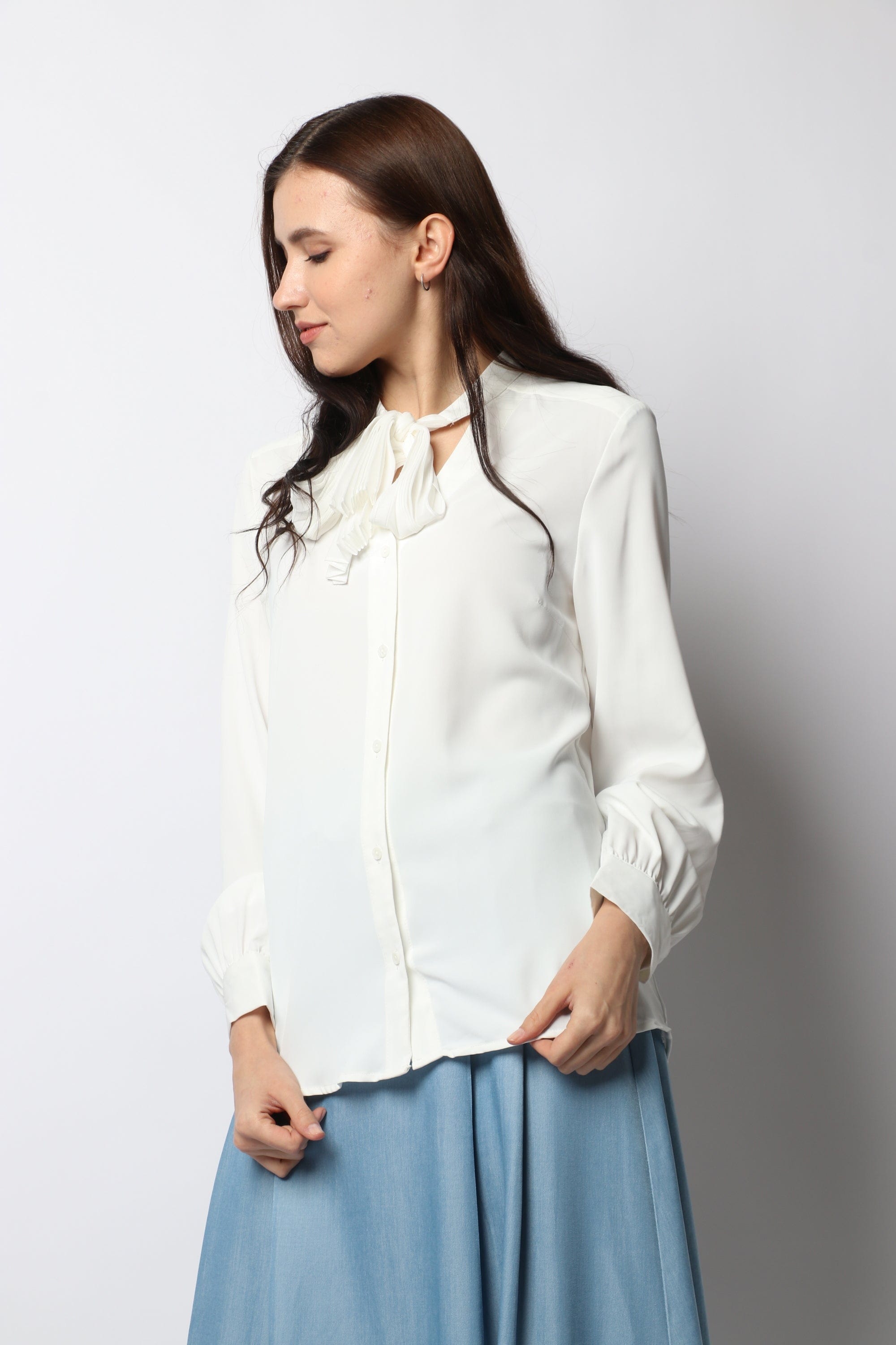 نتشي بلوزة رسمية بربطة عنق طويلة بكم طويل منفوخة