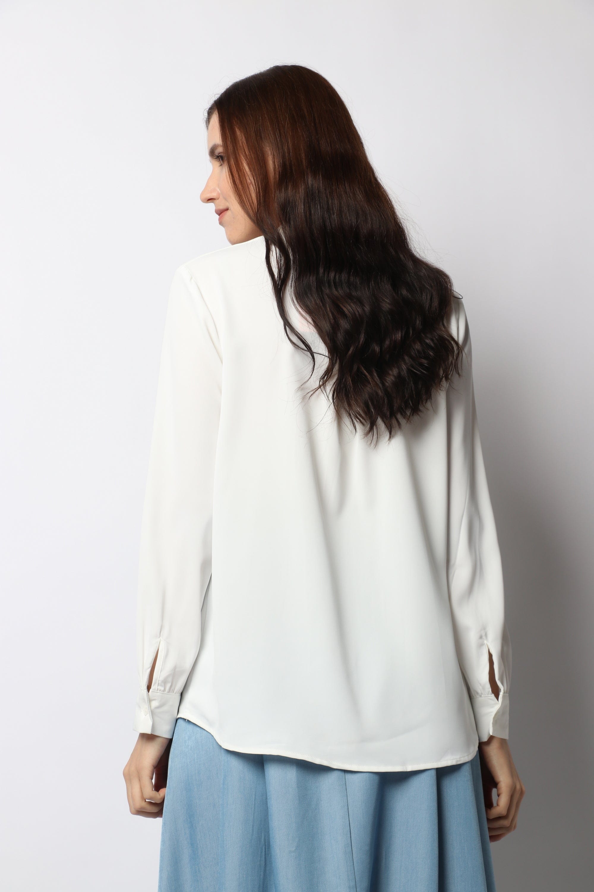 نتشي بلوزة رسمية بربطة عنق طويلة بكم طويل منفوخة