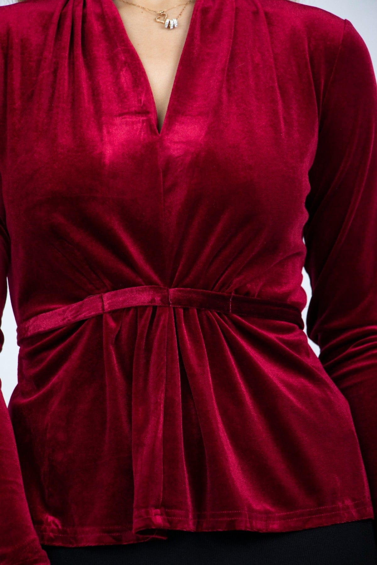 نتشي بلوزة مخملية مفتوحة بخصر مربوط على الوسط كم طويل نسائي