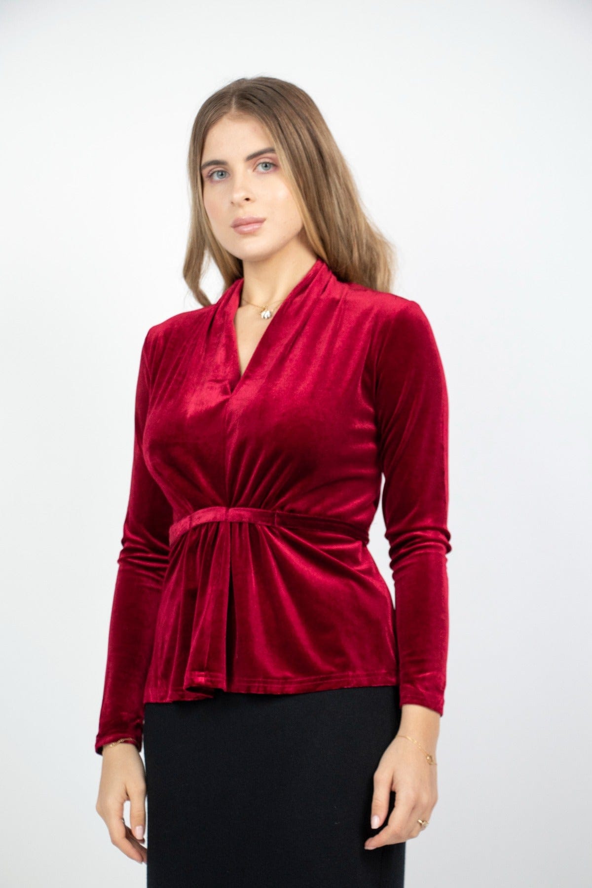 نتشي بلوزة مخملية مفتوحة بخصر مربوط على الوسط كم طويل نسائي